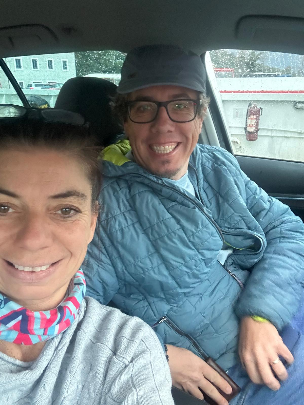 Doris und Christian im Auto auf dem Weg nach Griechenland