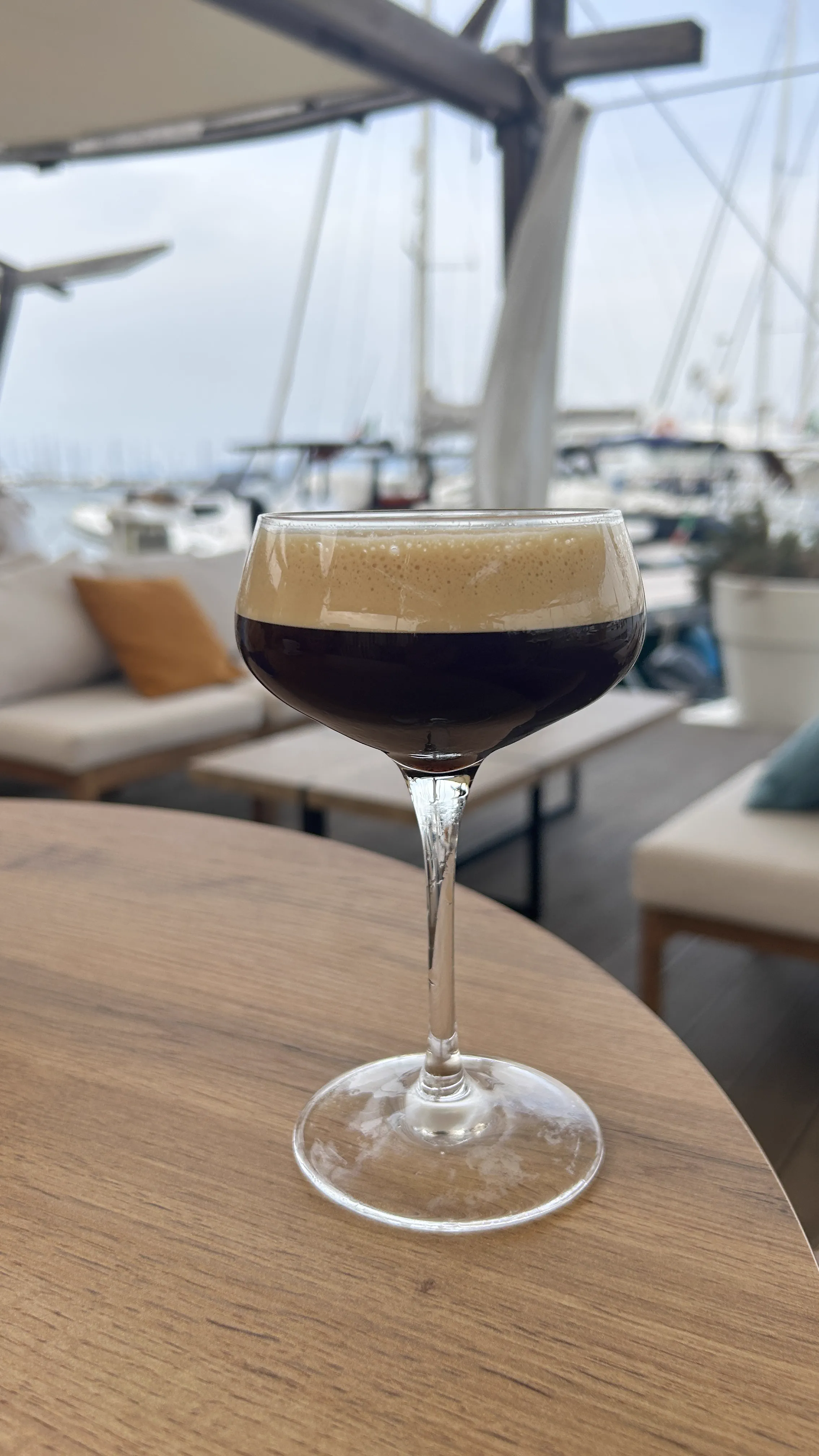Espresso Martini im Café der Marina