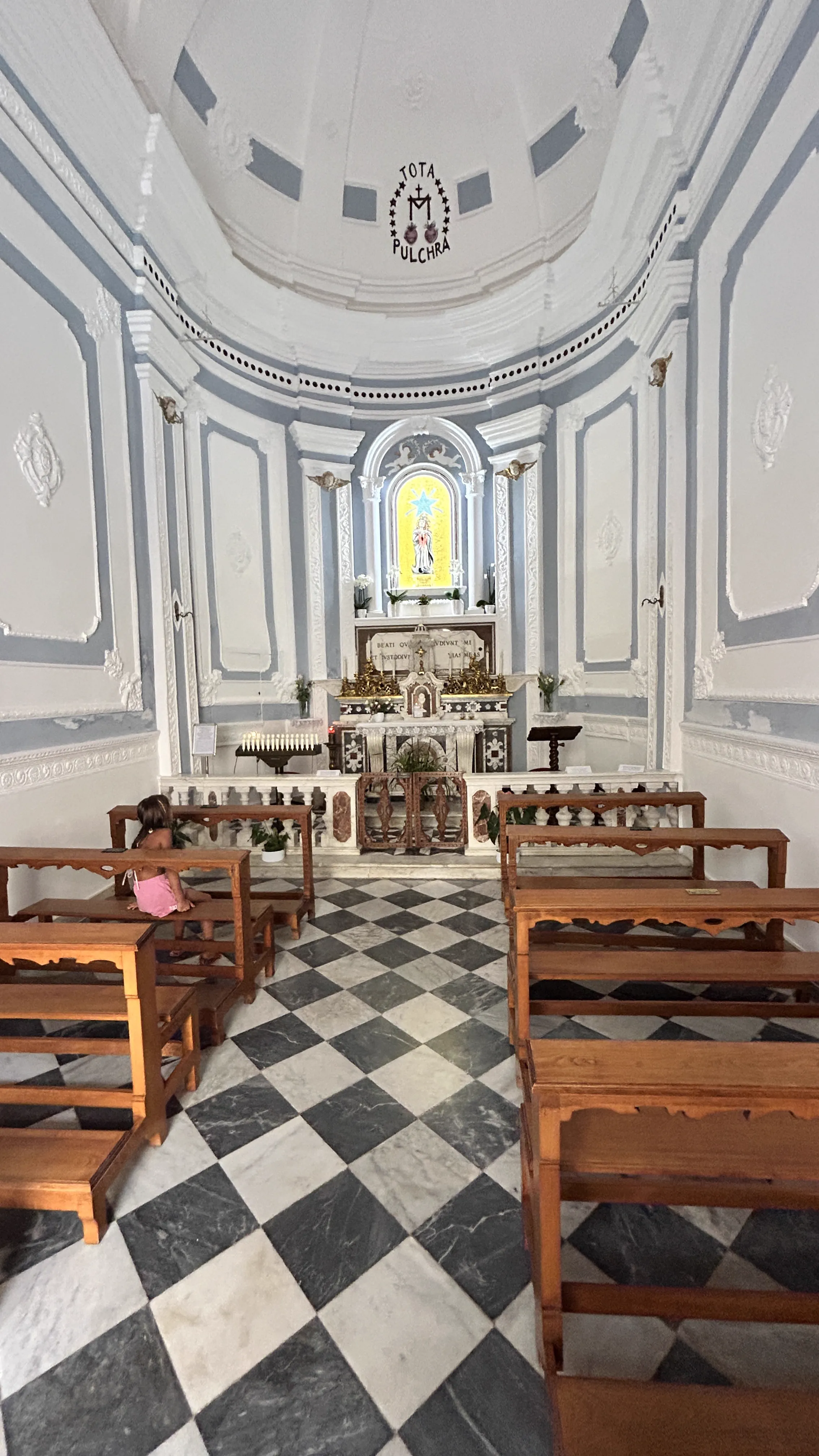 Blaue Kapelle mit Marienstatue in Carloforte