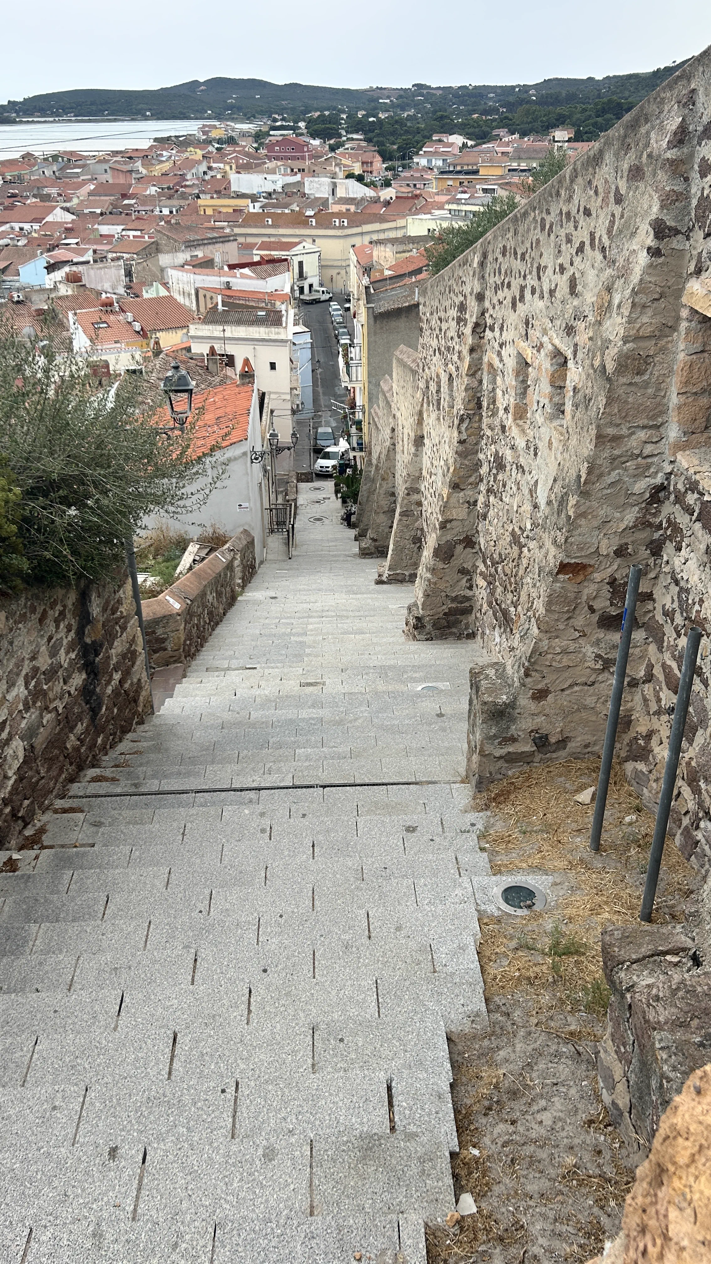 Treppe entlang der alten Stadtmauer mit Blick über Carloforte