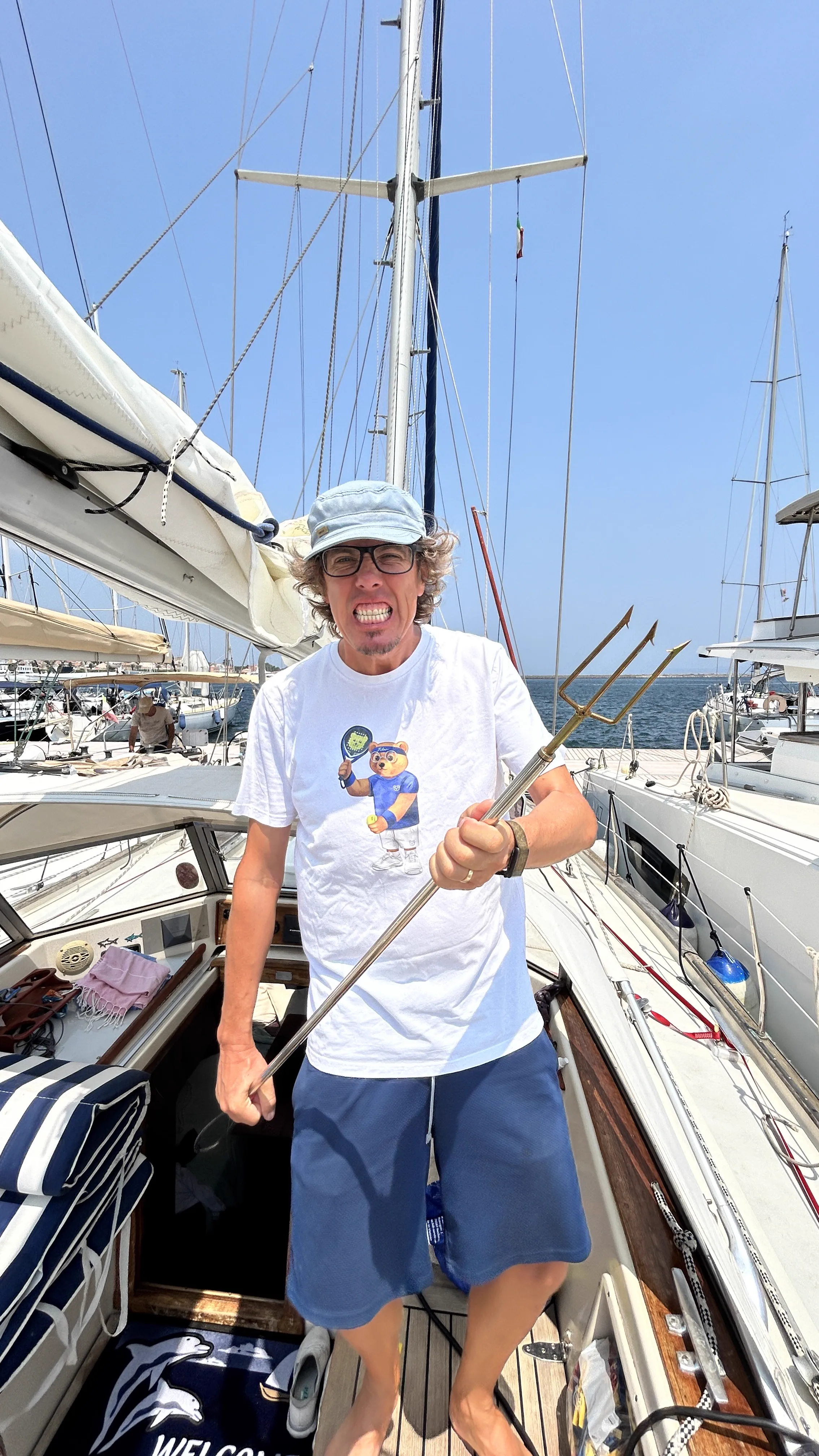 Christian albert an Deck in der Marina von Carloforte herum