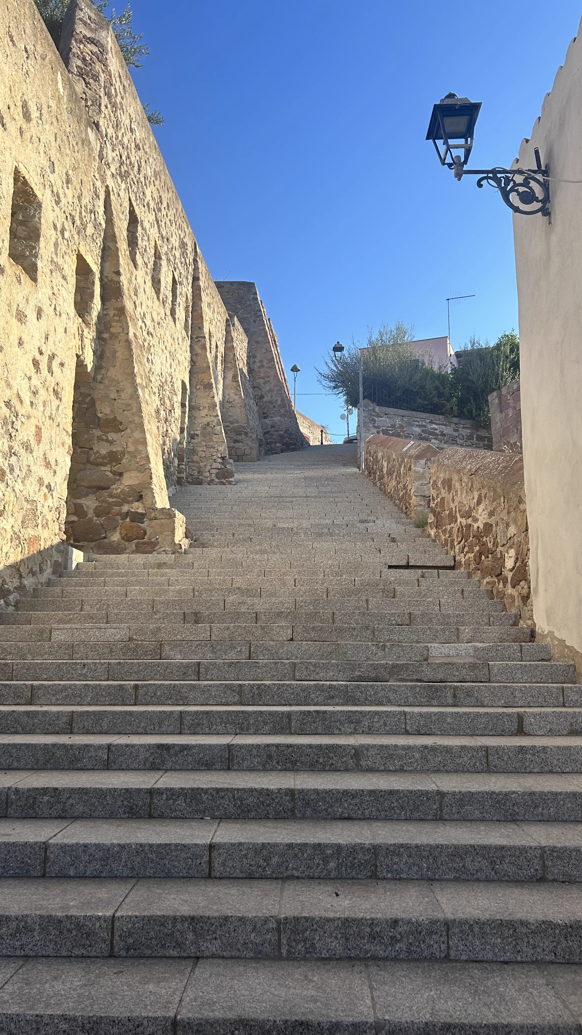 Treppe zwischen den Stadtmauern von Carloforte
