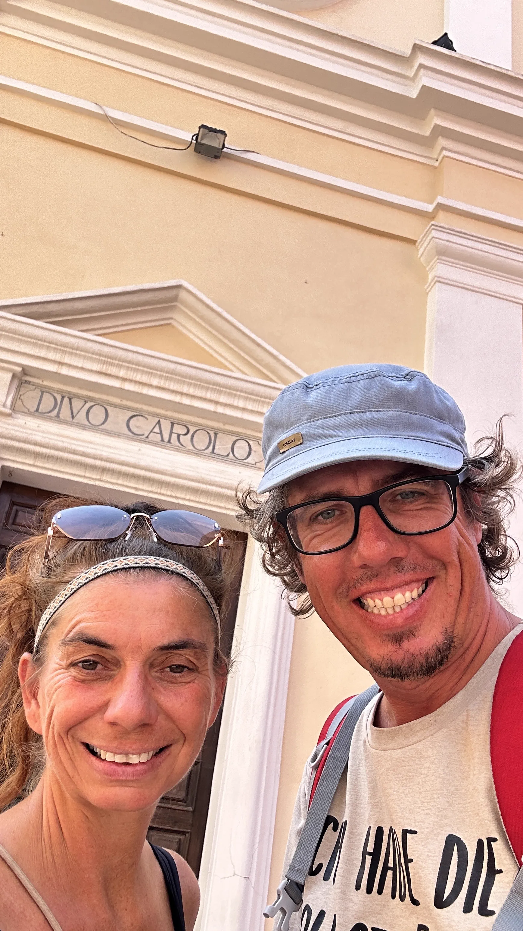 Doris und Christian vor der Kirche Divo Carolo