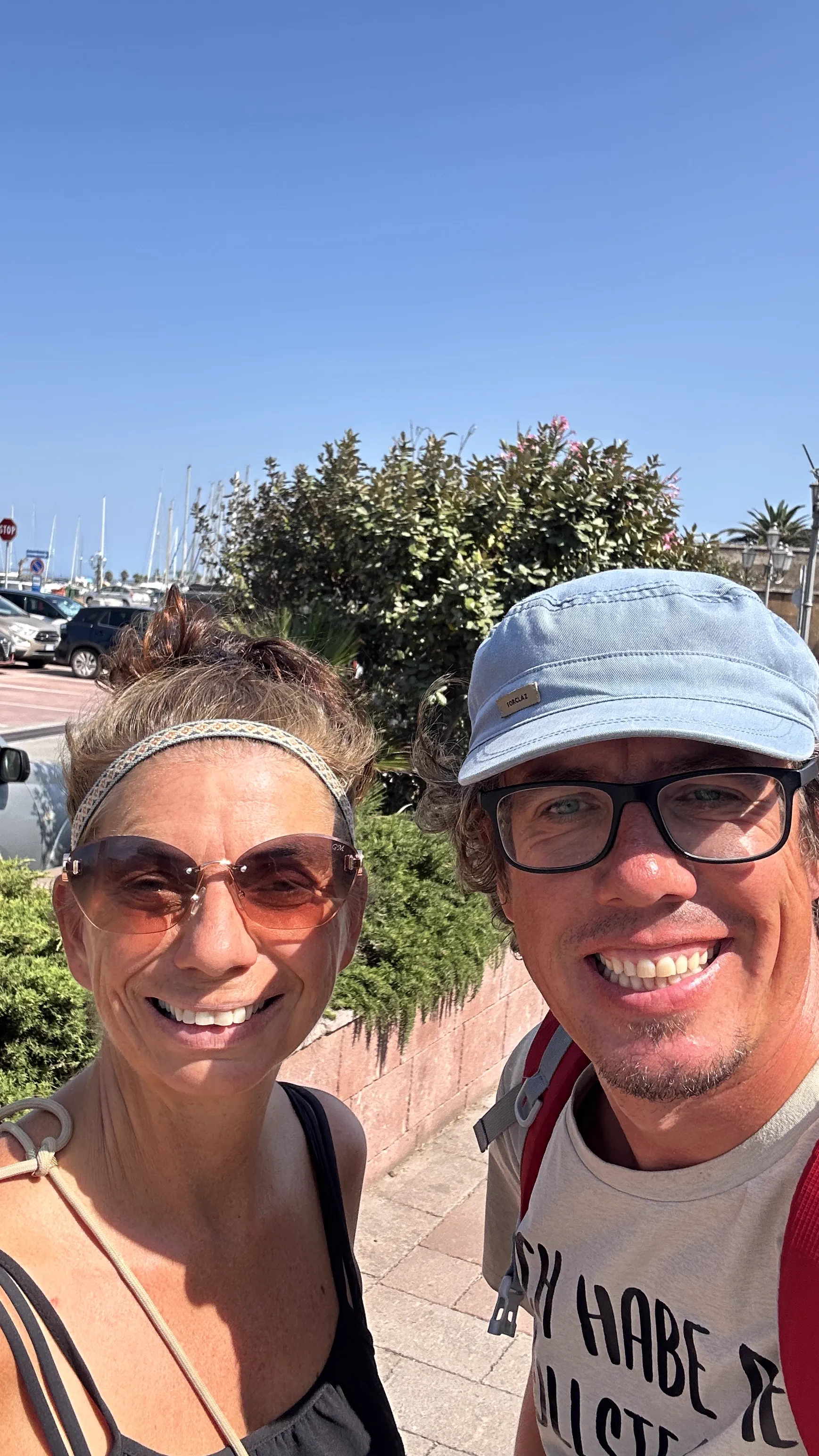 Doris und Christian an der Hafenpromenade von Carloforte