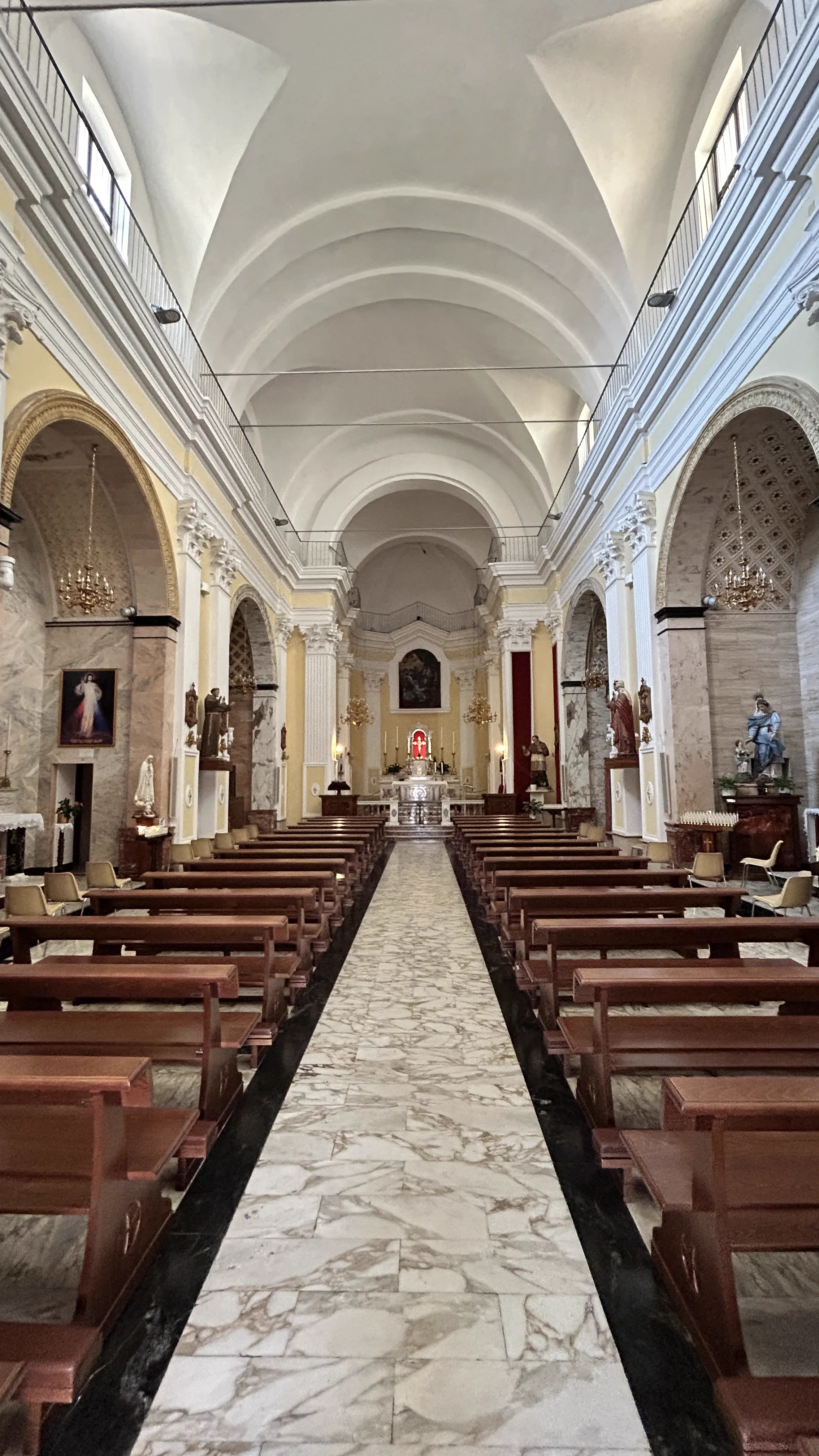 Kirchenschiff einer Kirche in Carloforte