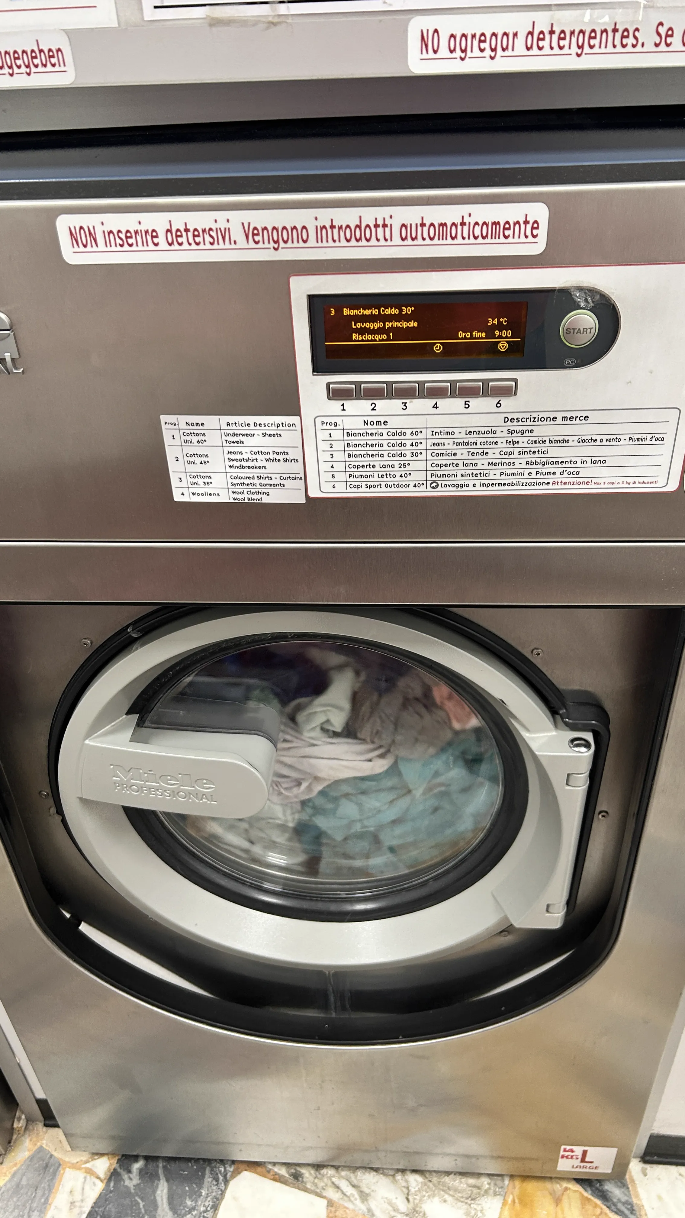 Professionelle Waschmaschine im öffentlichen Waschsalon von Carloforte