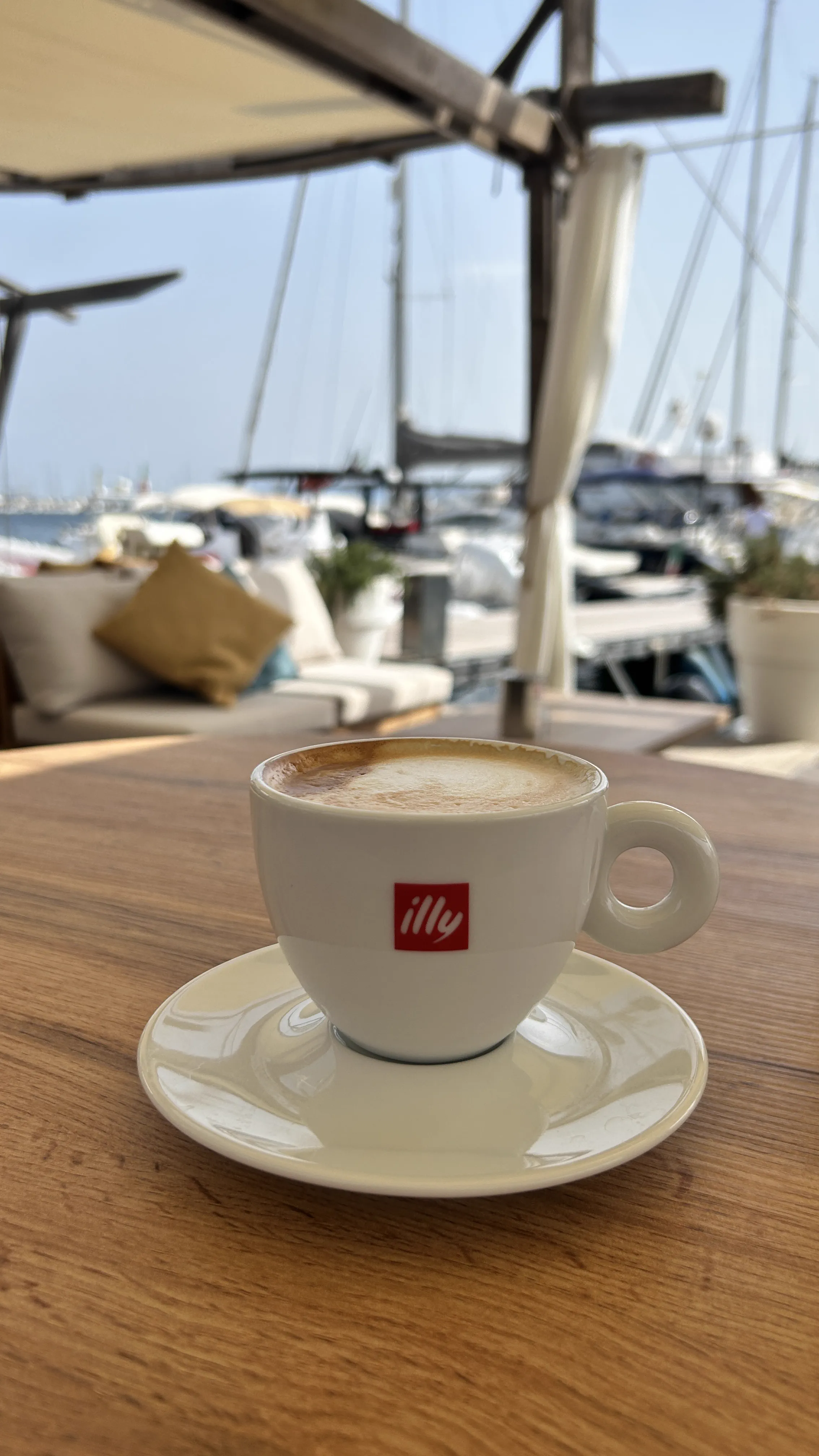 Cappuccino im Café der Marina, Blick auf die Boote