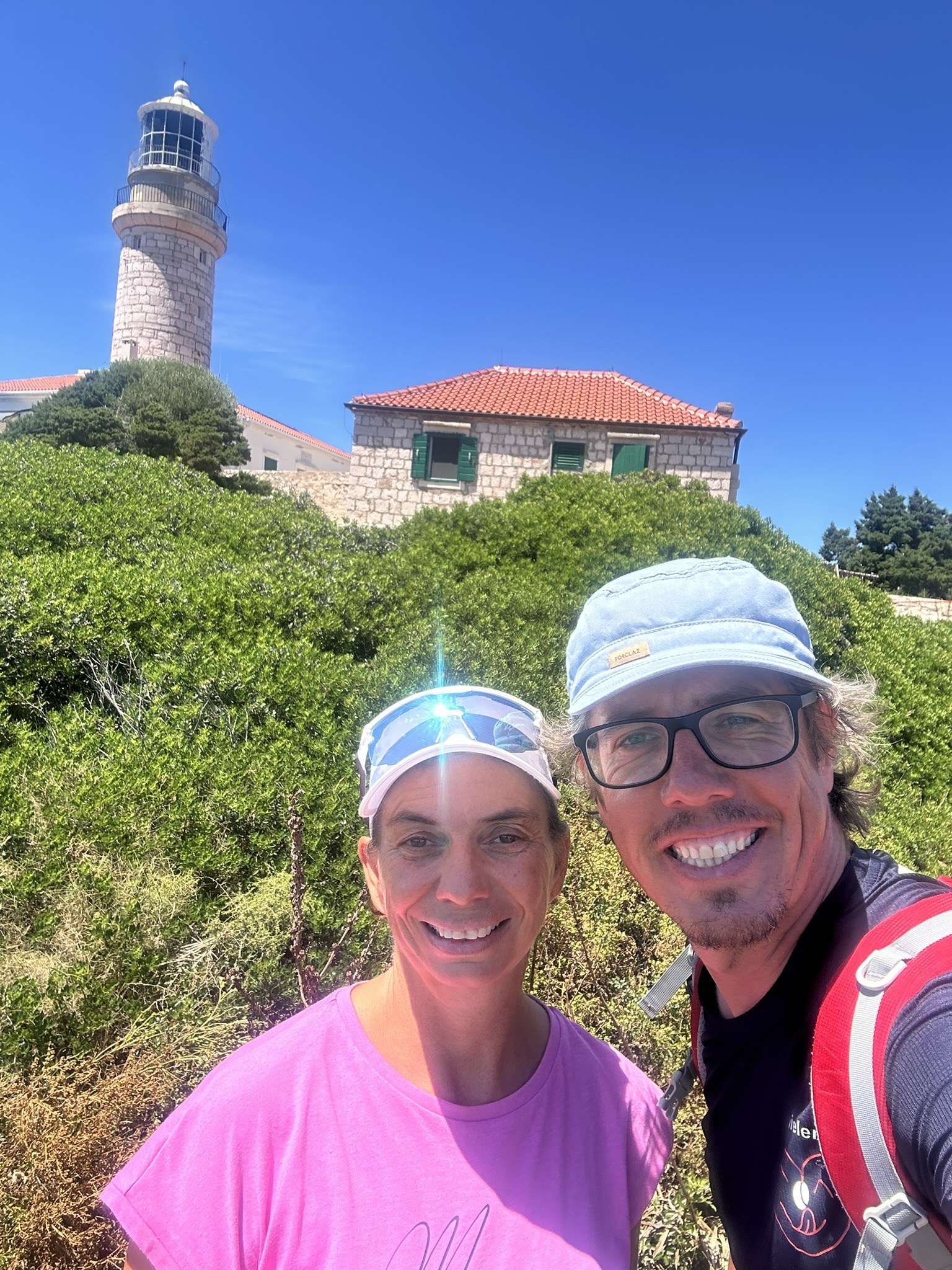 Doris und Christian beim Leuchtturm von Lastovo
