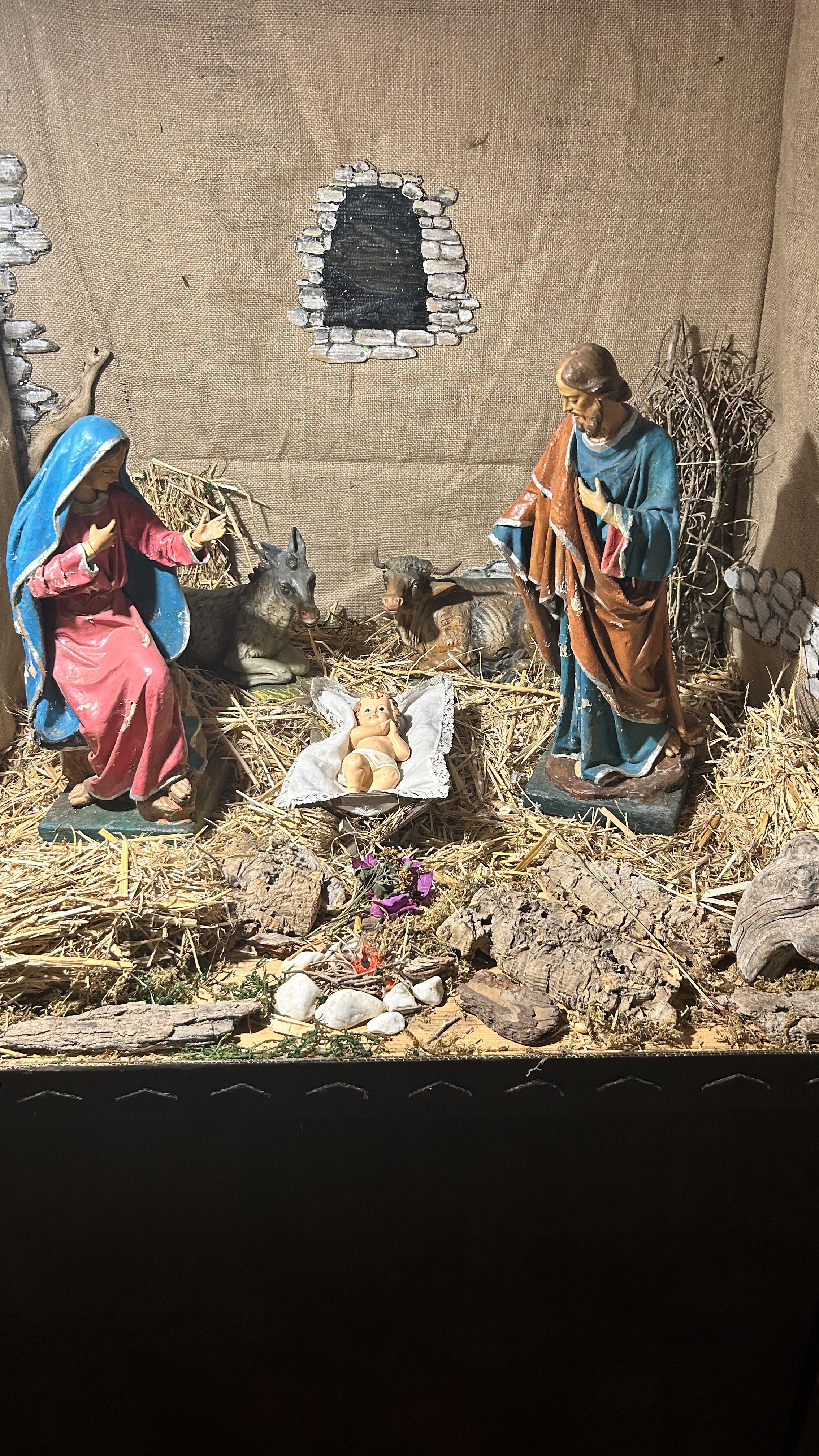 Die kleine Krippe in der Kirche unten im Ort