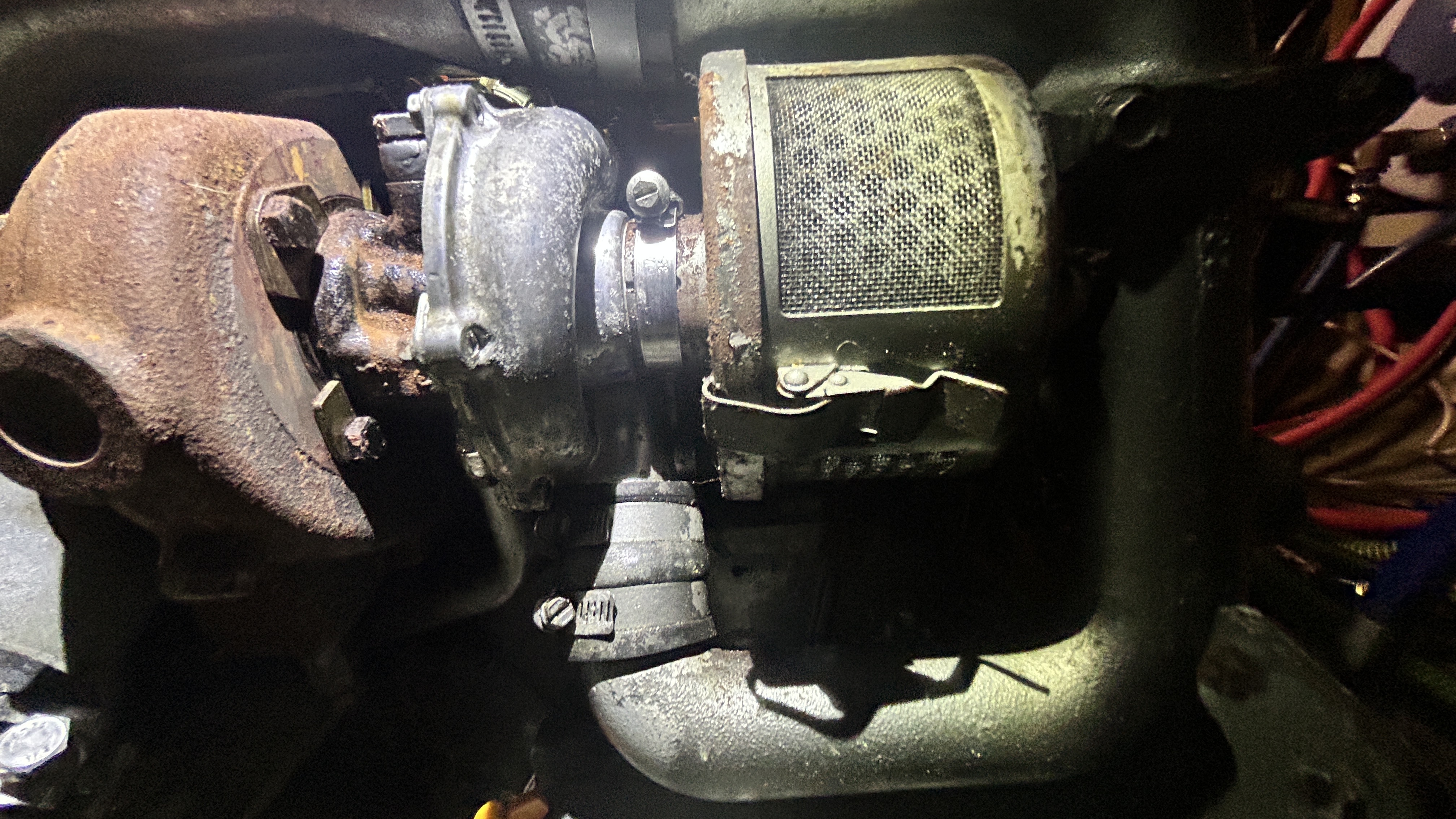 Der Mechaniker bei der Arbeit am Motor
