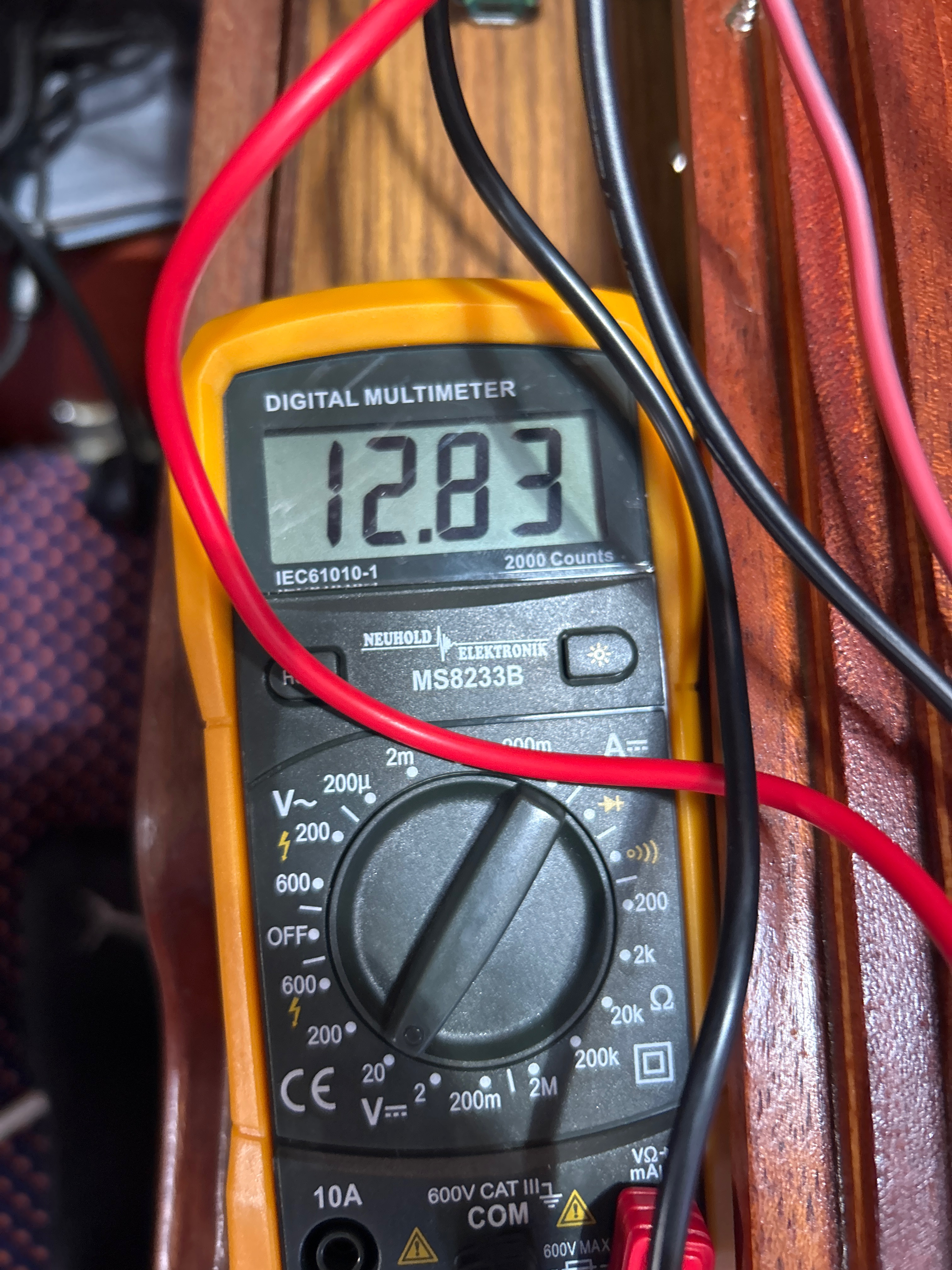 12,83 Volt auf dem Multimeter