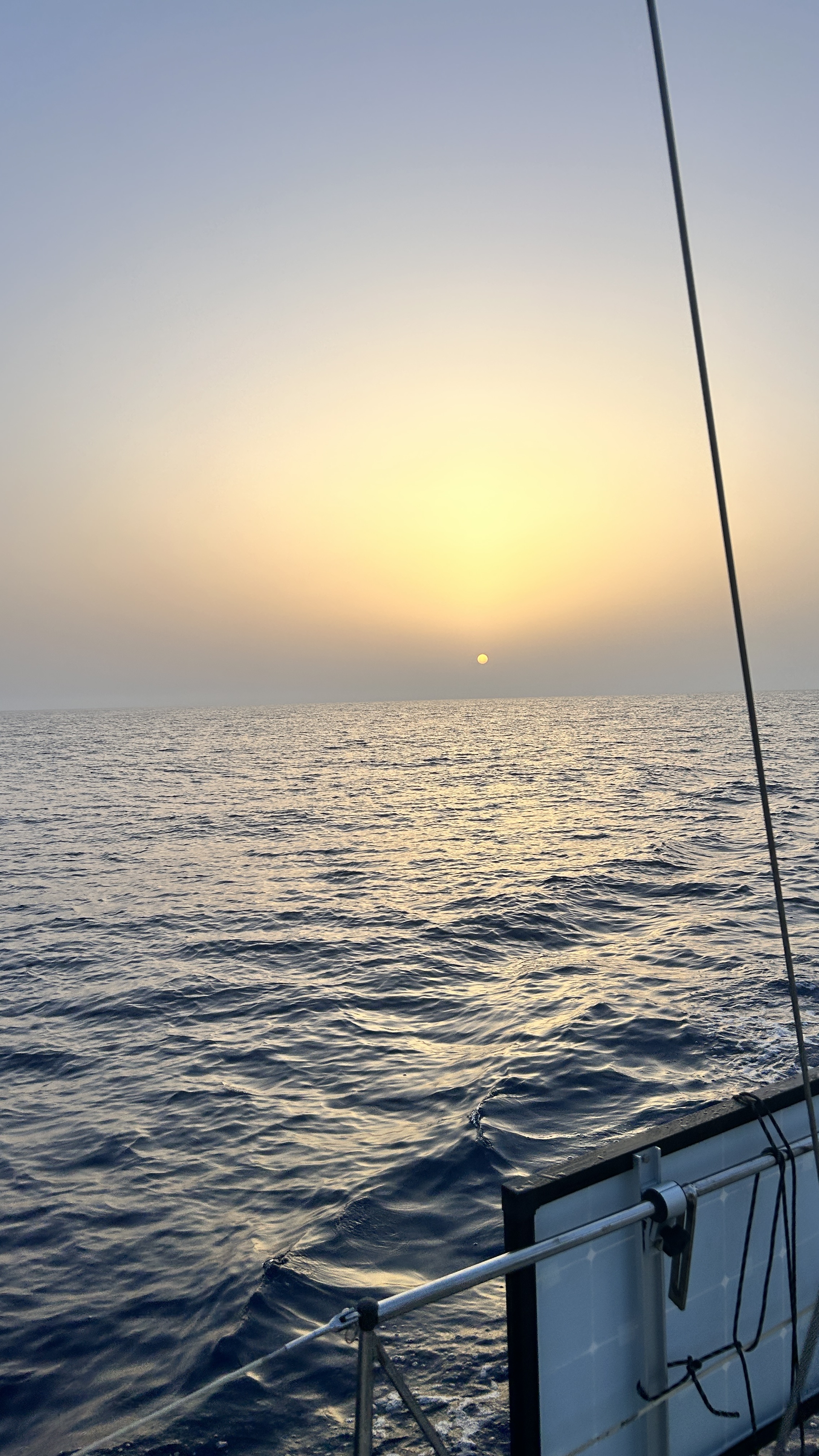 Nebelbank über dem Meer während der Überfahrt