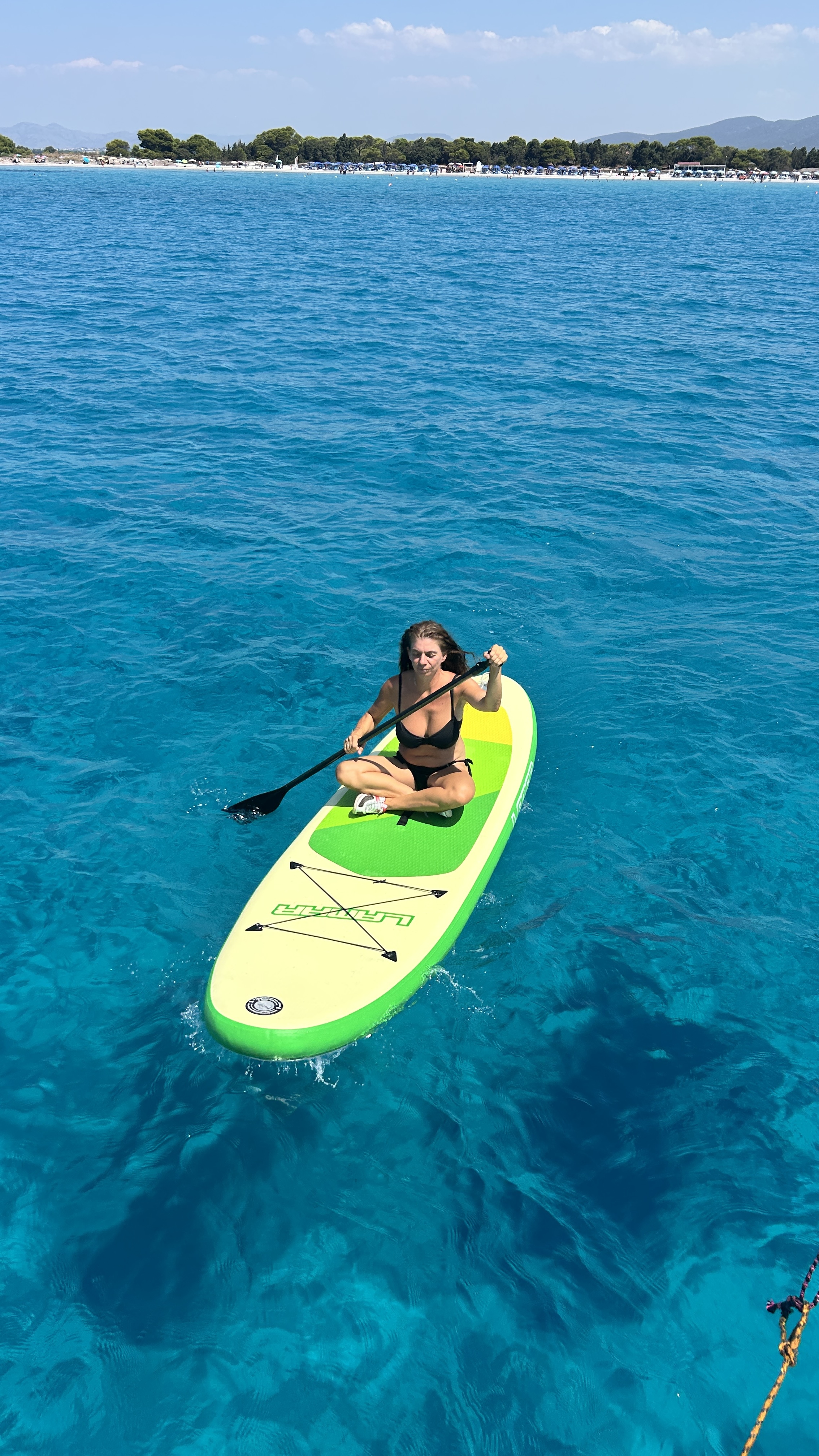 Doris beim Stand-up-Paddeln im türkisen Wasser