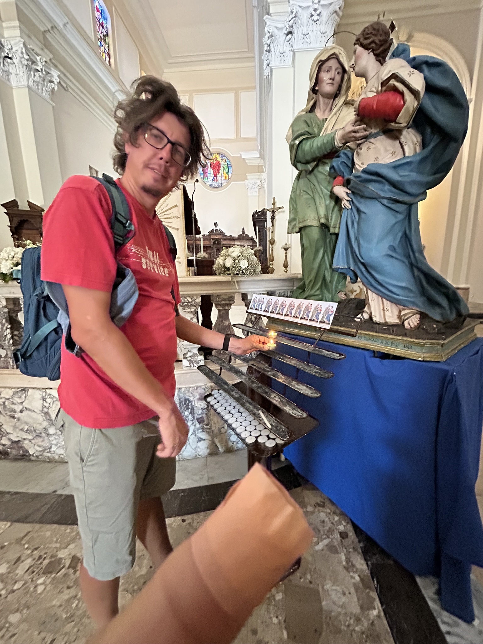Christian entzündet eine Kerze