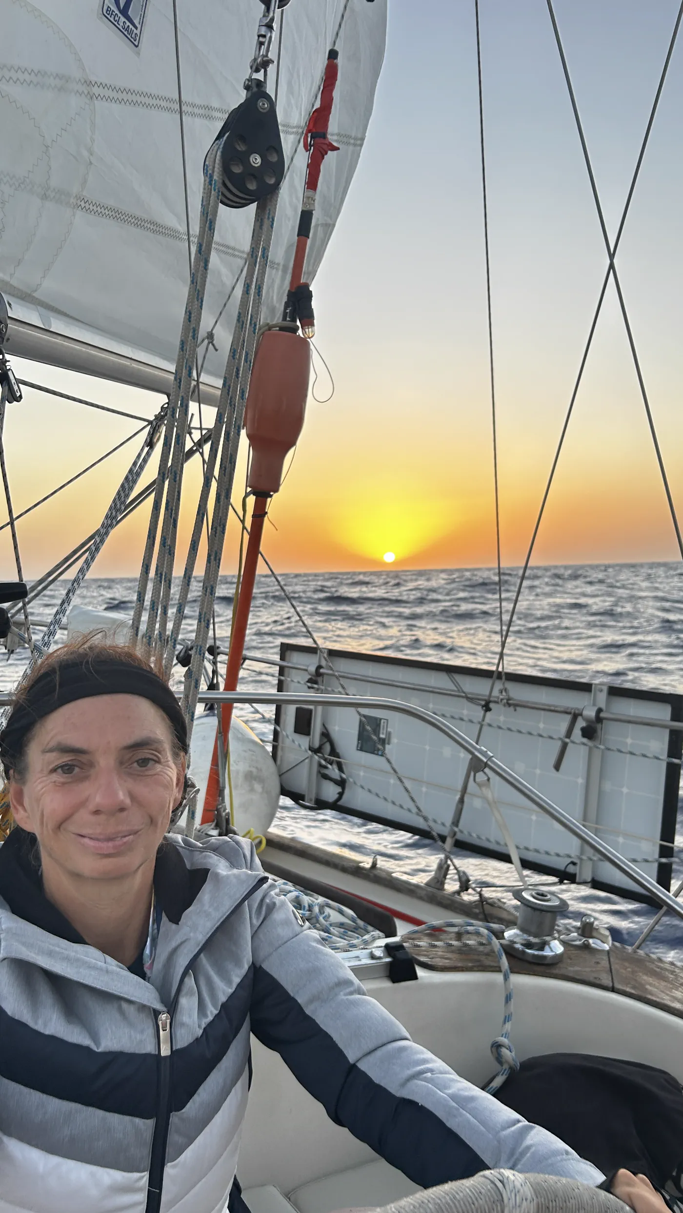 Doris am Steuer bei Sonnenuntergang