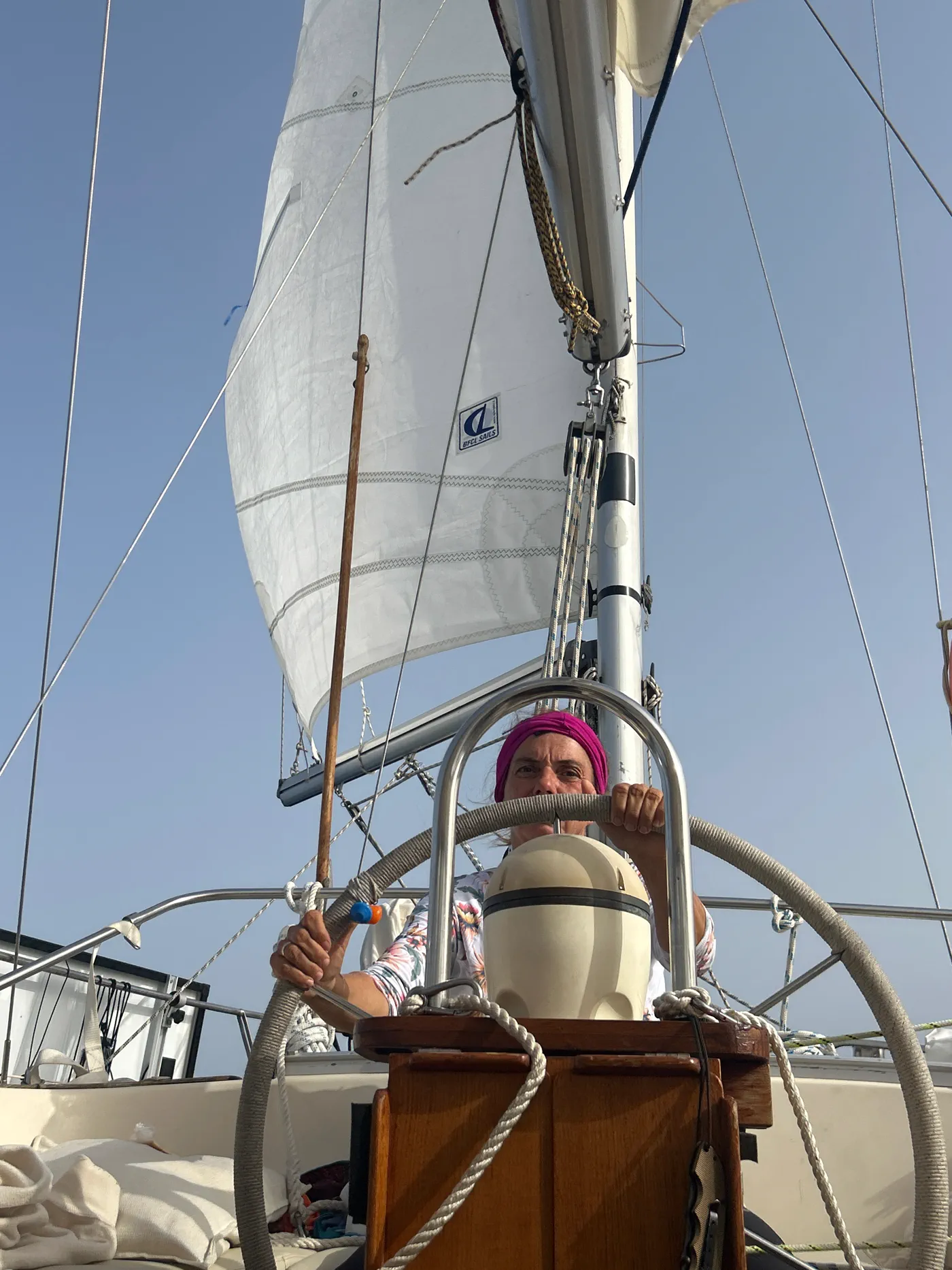 Doris vorne an Deck unter vollen Segeln