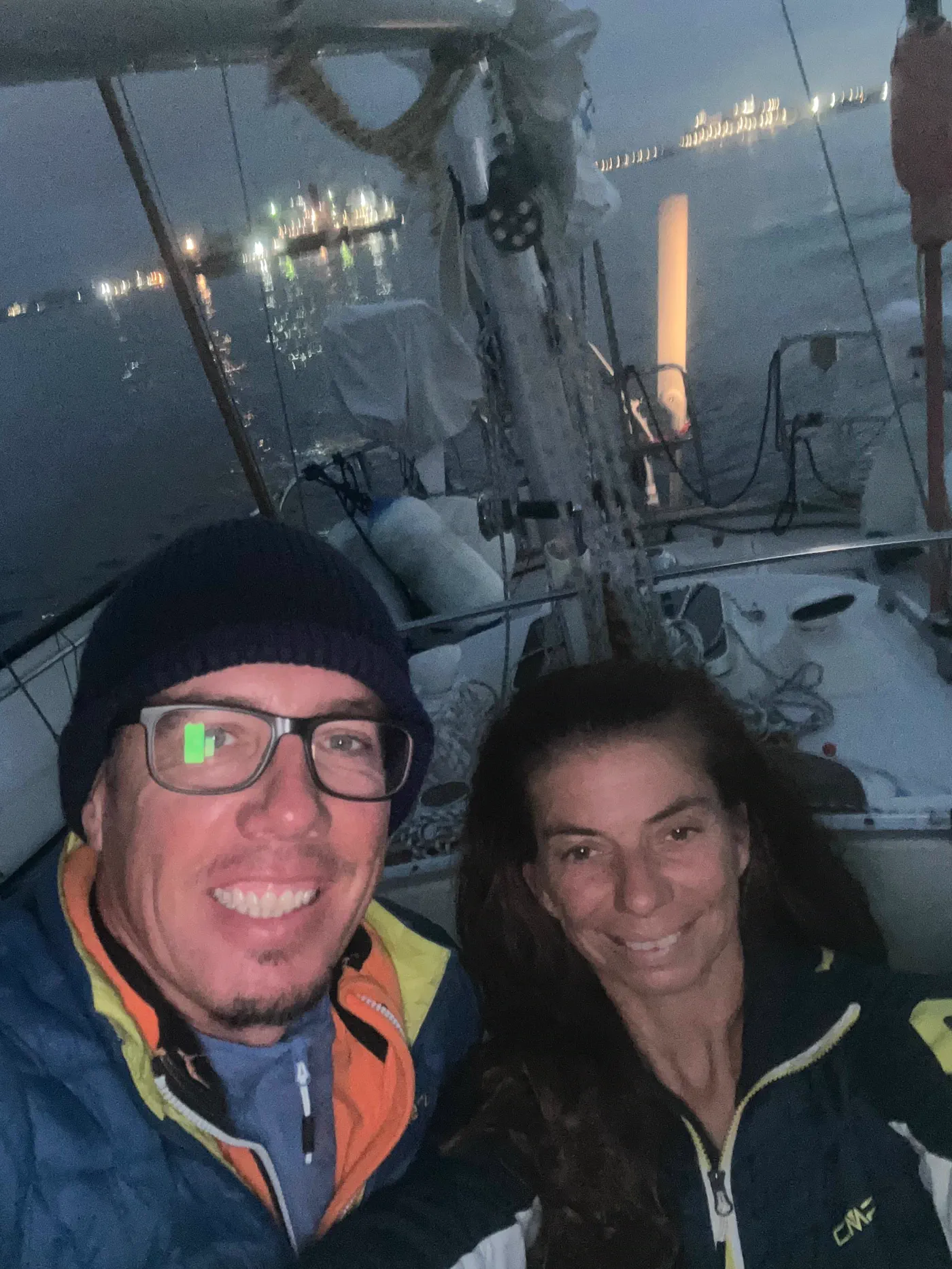 Nachts im Cockpit, im Hintergrund Lichter