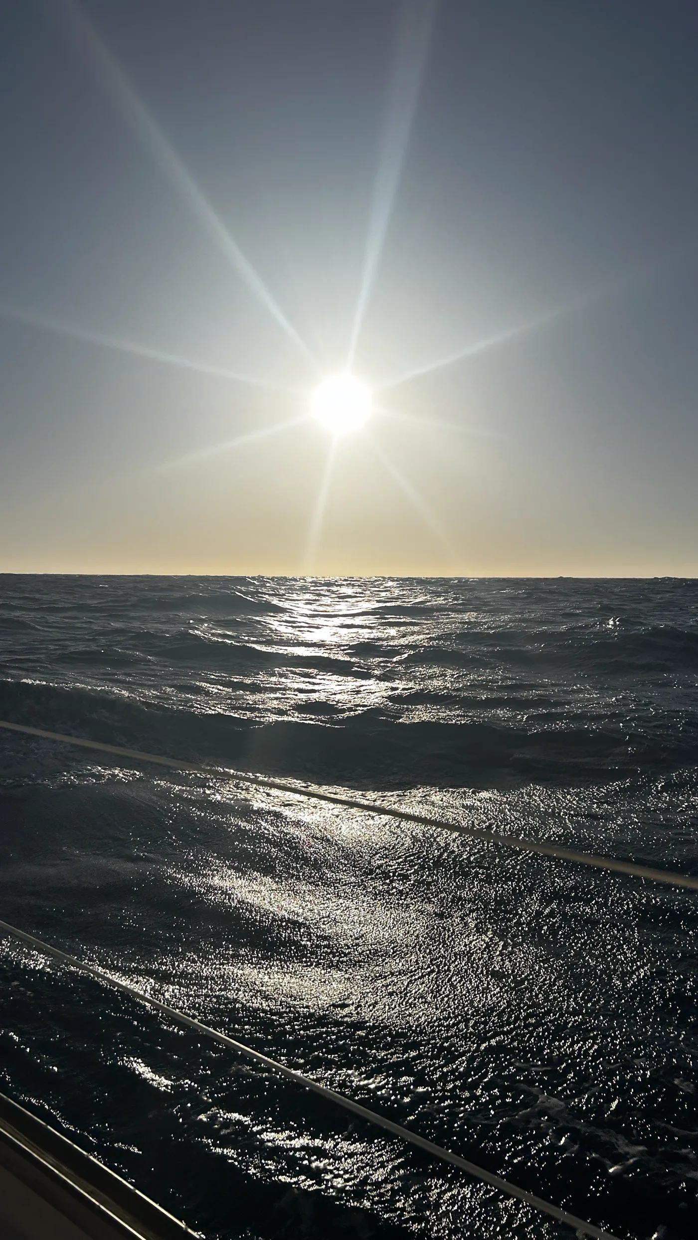 Tiefe Sonne über einem fast windstillen Atlantik
