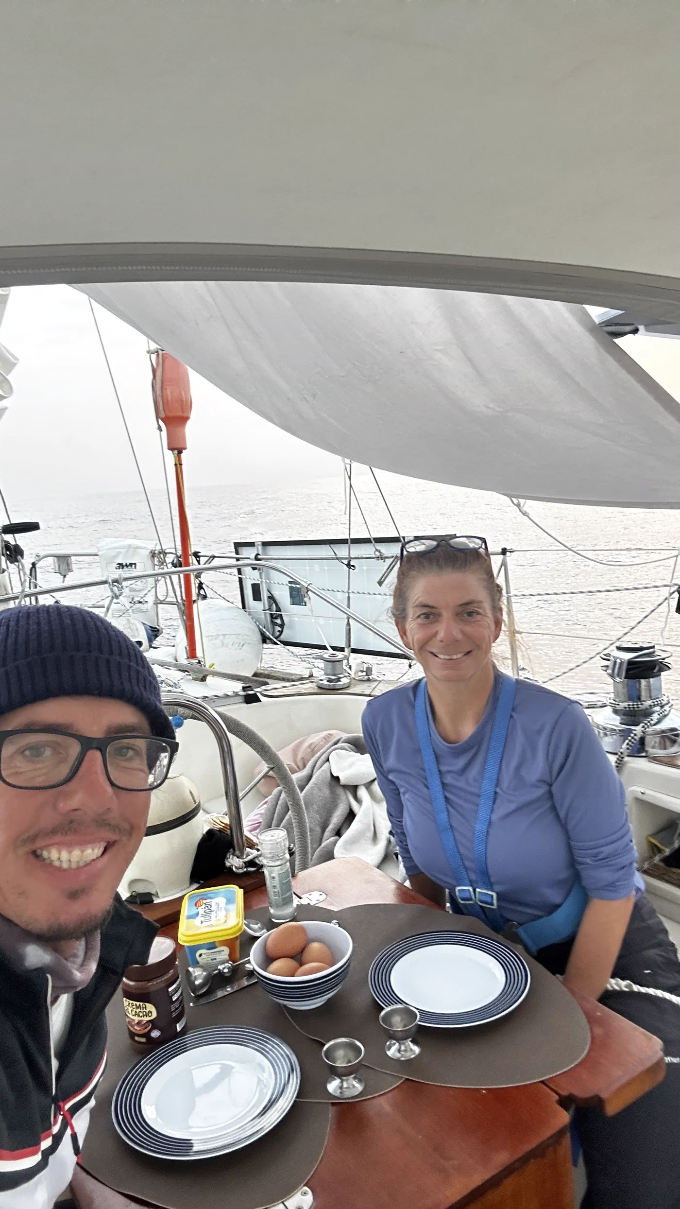 Essen im Cockpit auf See