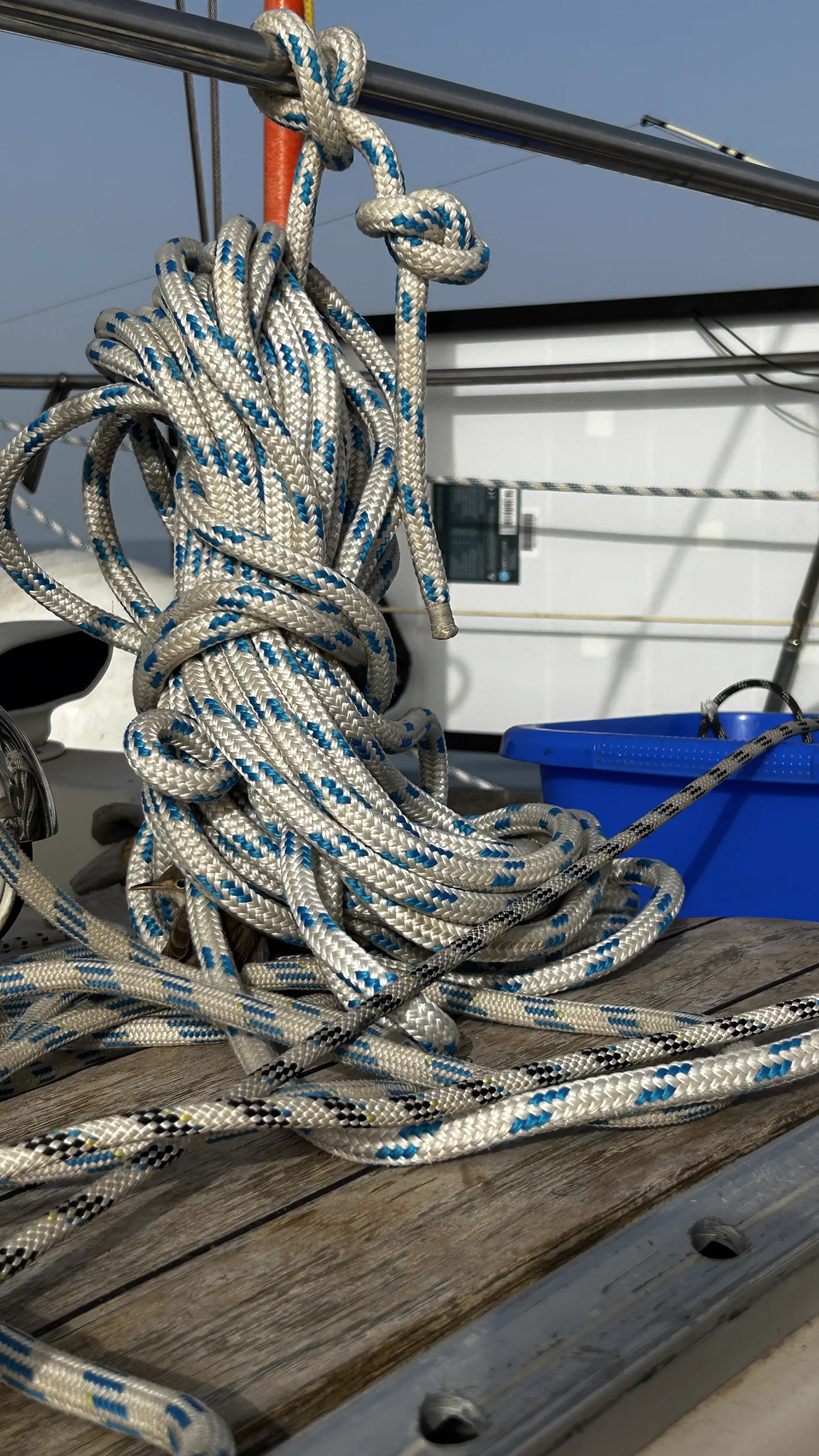Aufgeschossene Leinen an Deck vor dem Ablegen