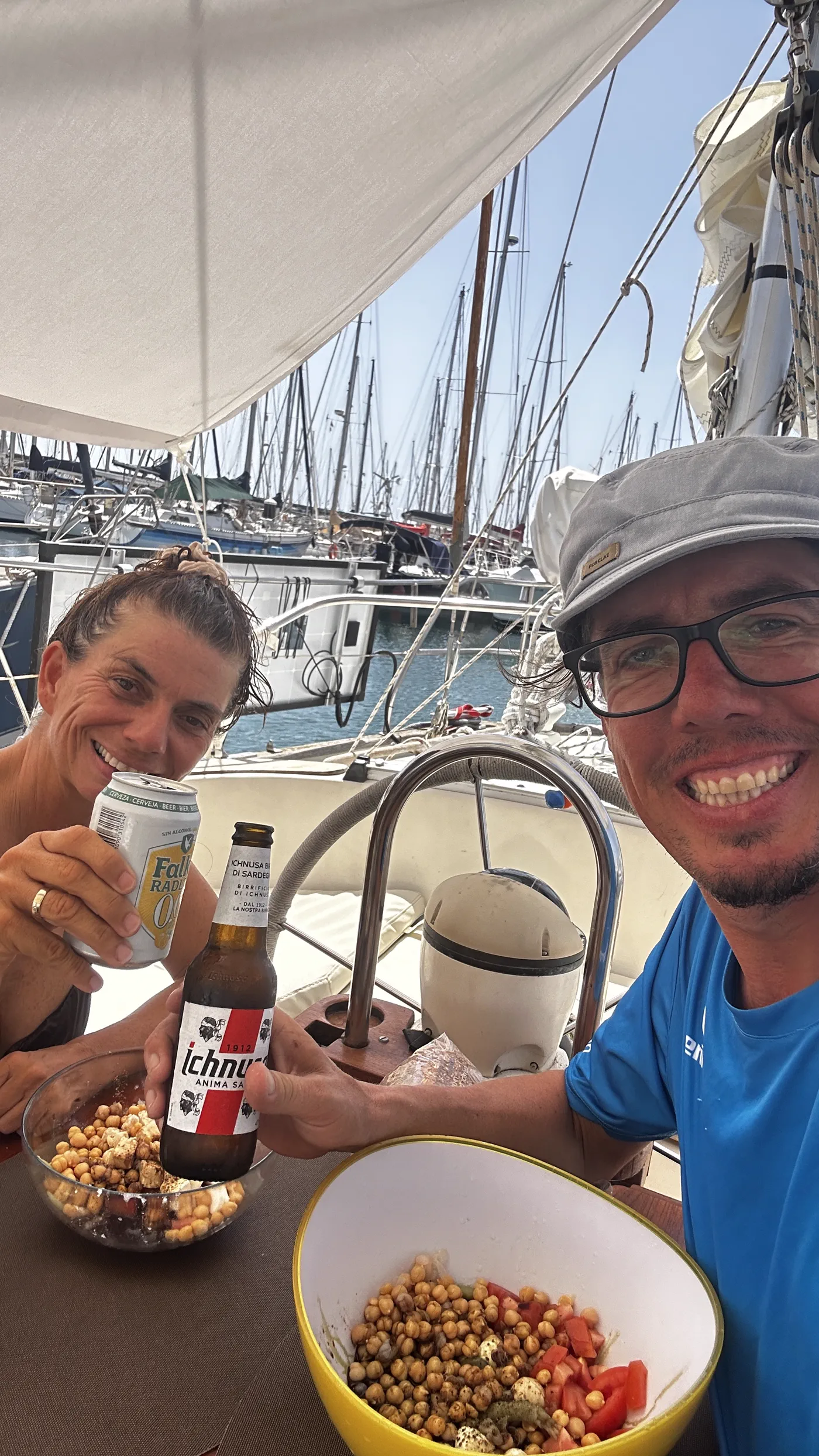 Angekommen: das erste Bier im Hafen