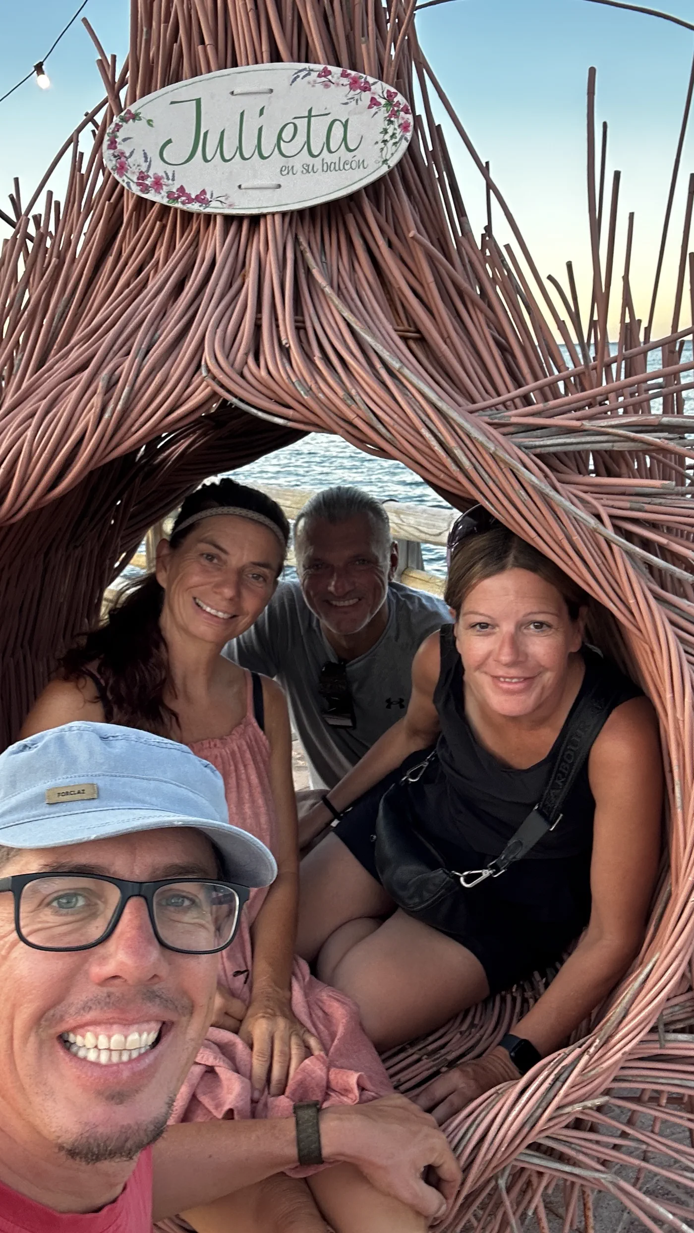 Zu viert beim Abendessen in Denia