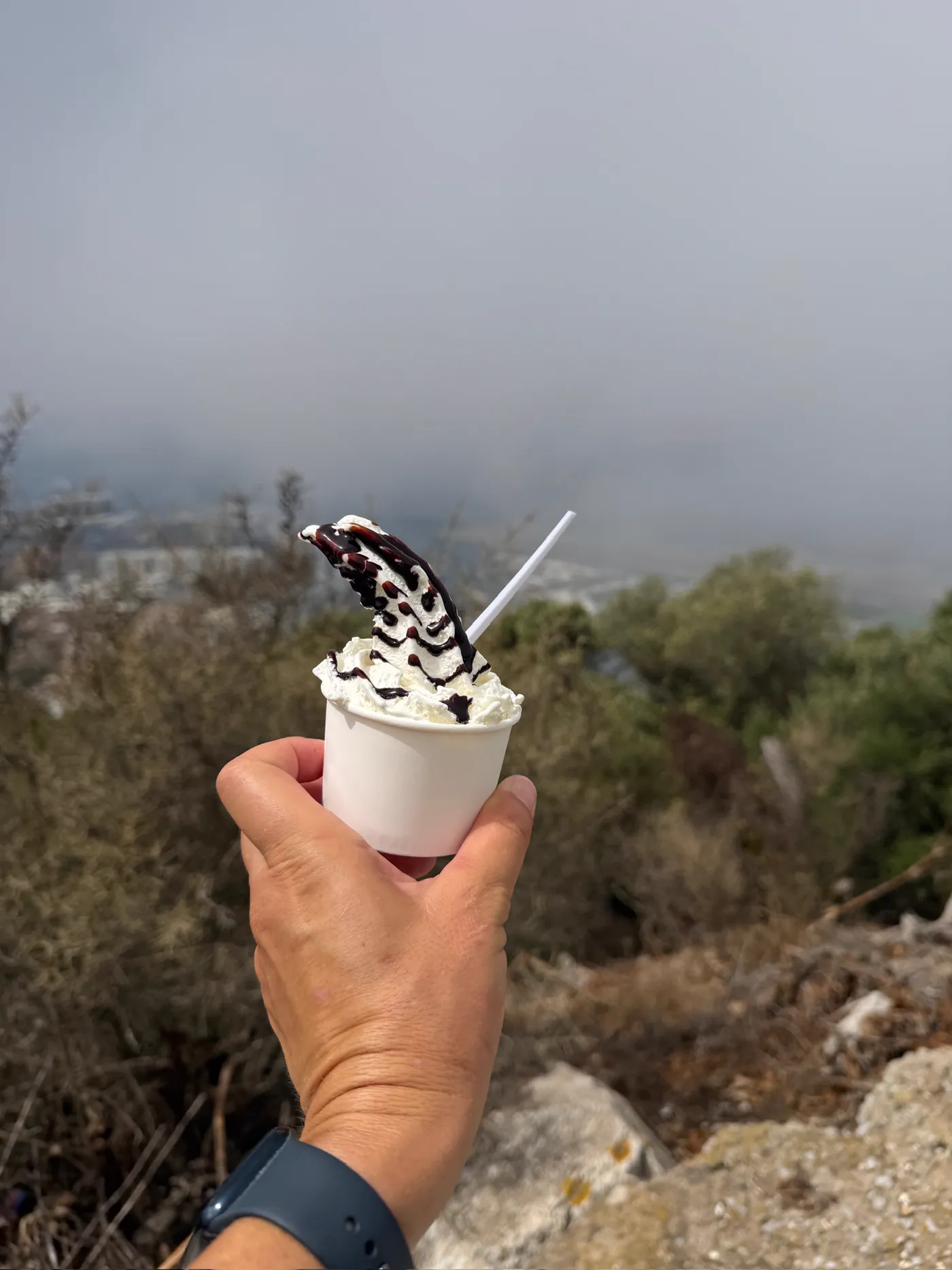 Eispause mit Nebel über der Landschaft