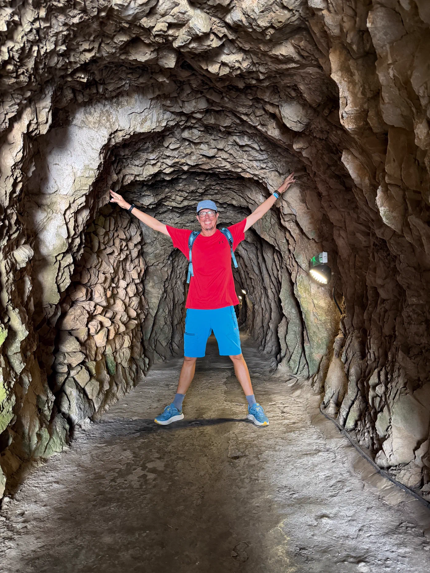 In den Tunneln im Inneren des Felsens
