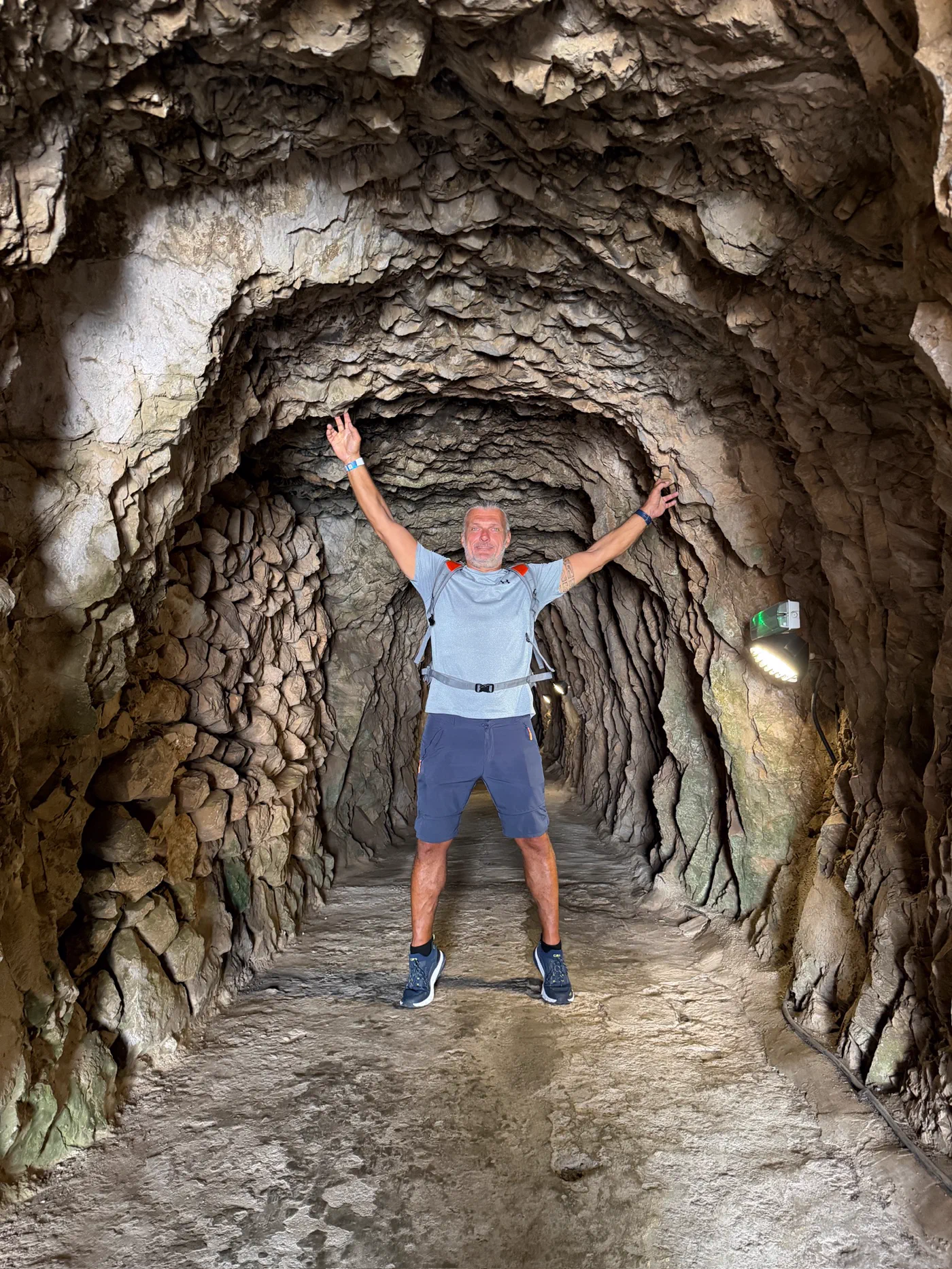 Christian im Tunnel durch den Felsen