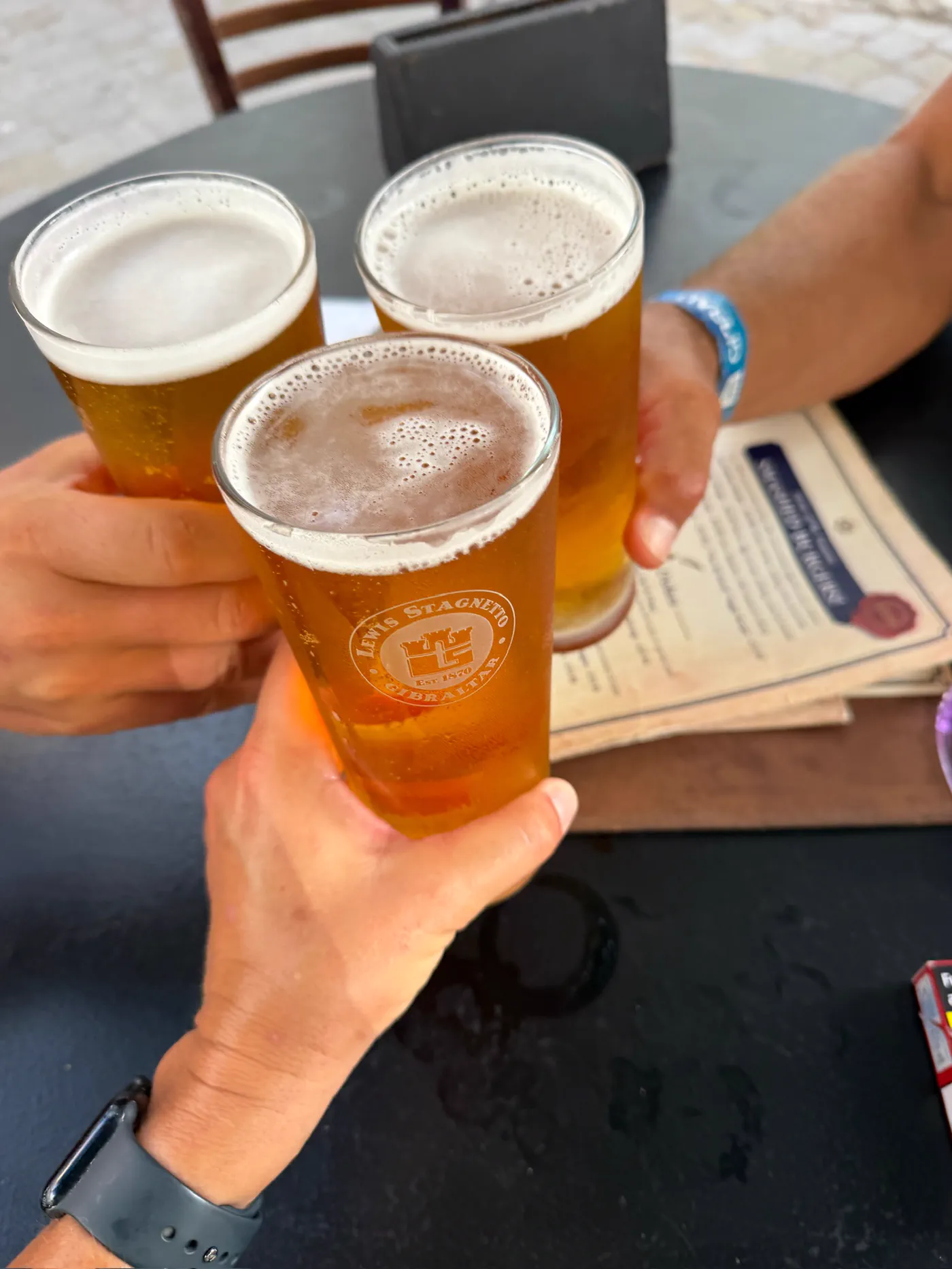 Anstoßen mit Bier