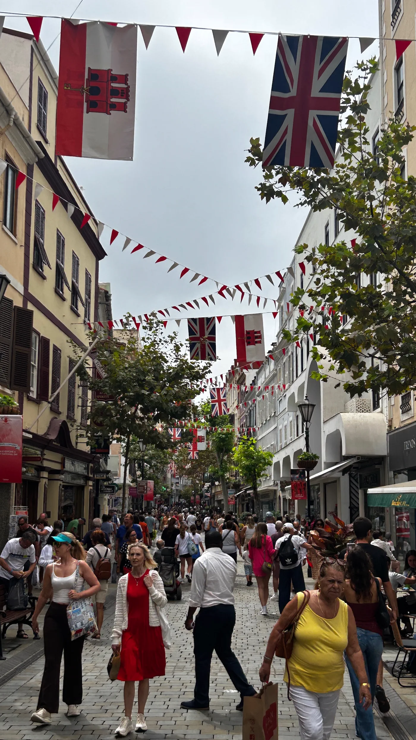 Union Jack und Gibraltar-Fahnen über der Hauptstraße