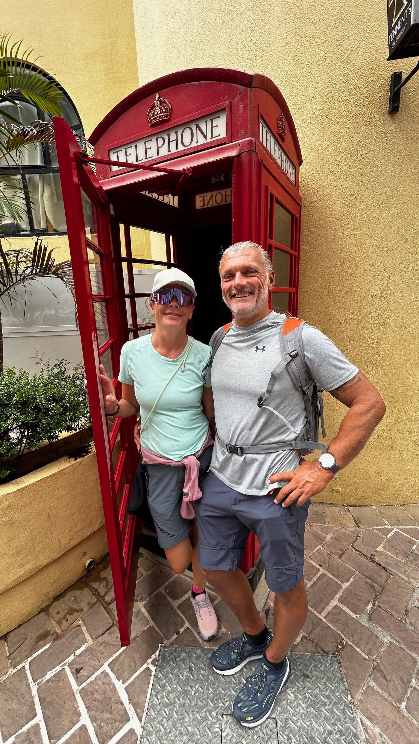 Conny und Peter in der Telefonzelle