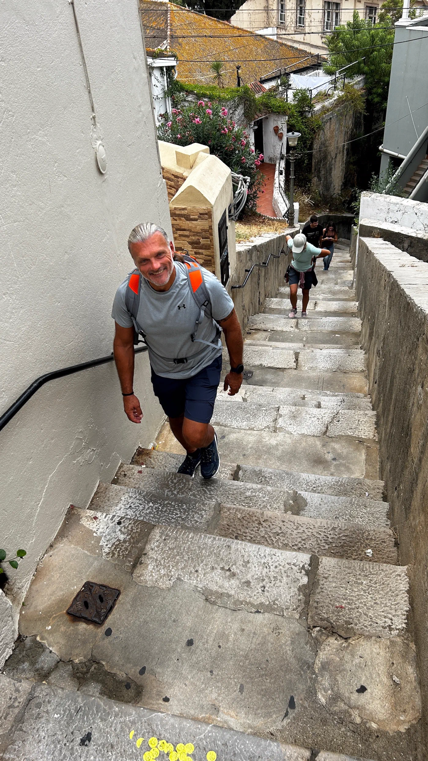 Aufstieg über endlose Treppen