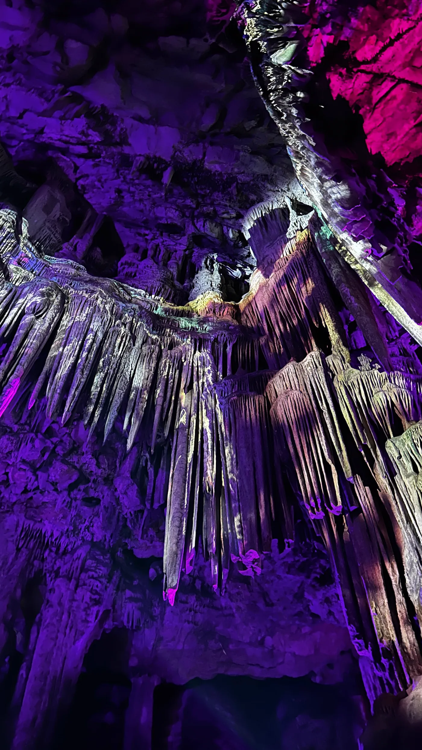 Die beleuchtete Tropfsteinhöhle