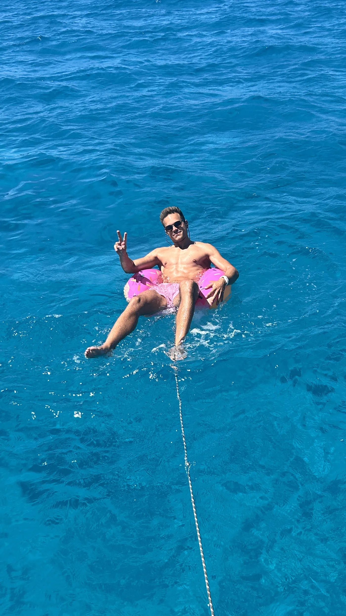 Treiben auf der Luftmatratze neben dem Schiff