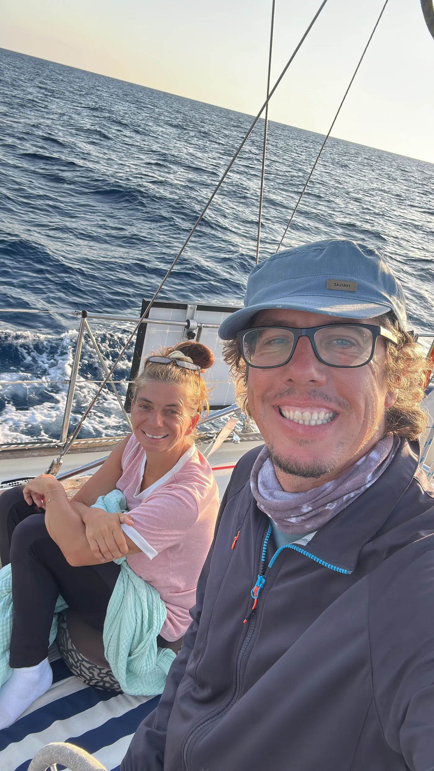 Doris und Christian im Cockpit auf der Überfahrt