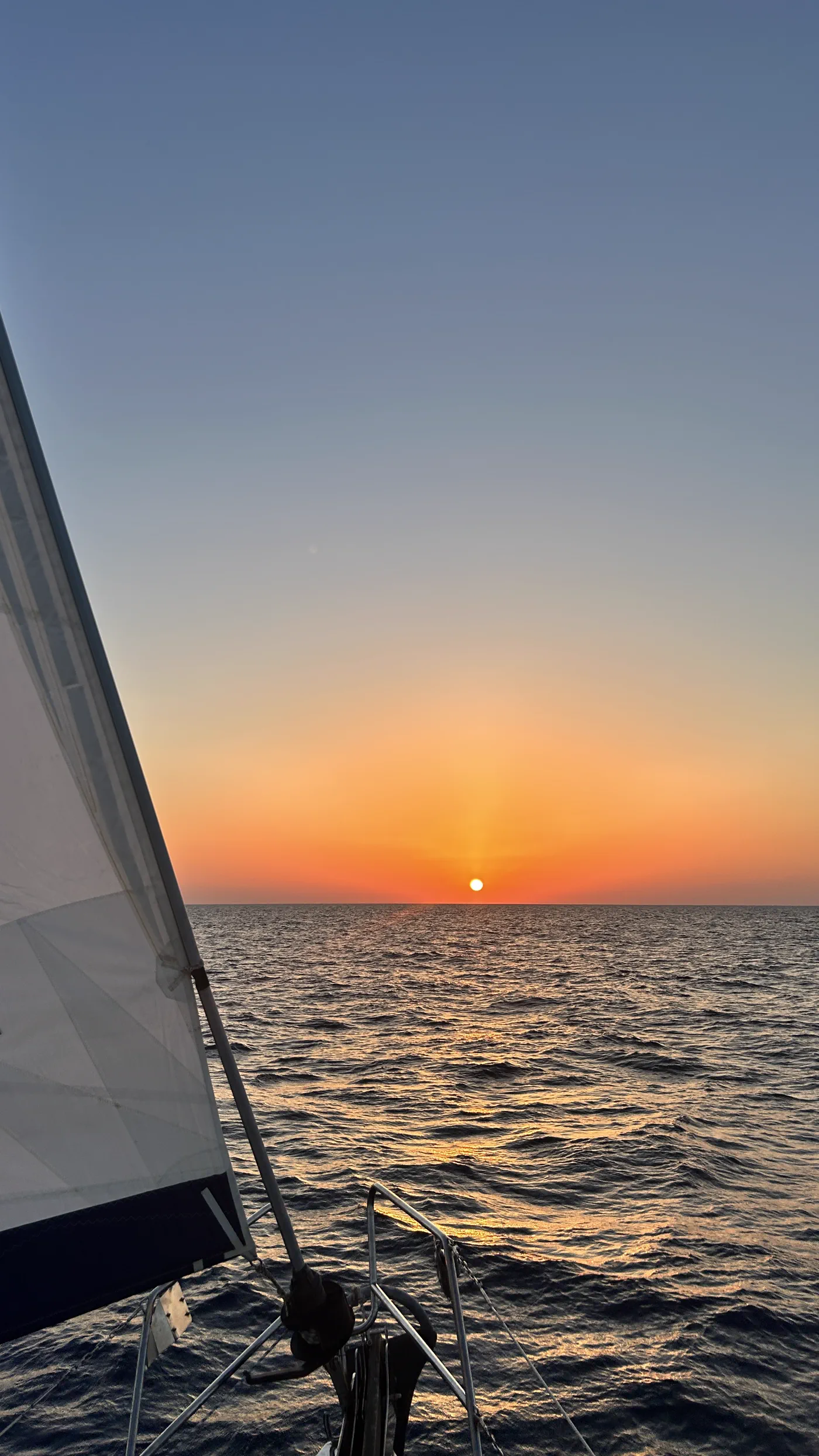 Sonnenuntergang hinter dem Segel