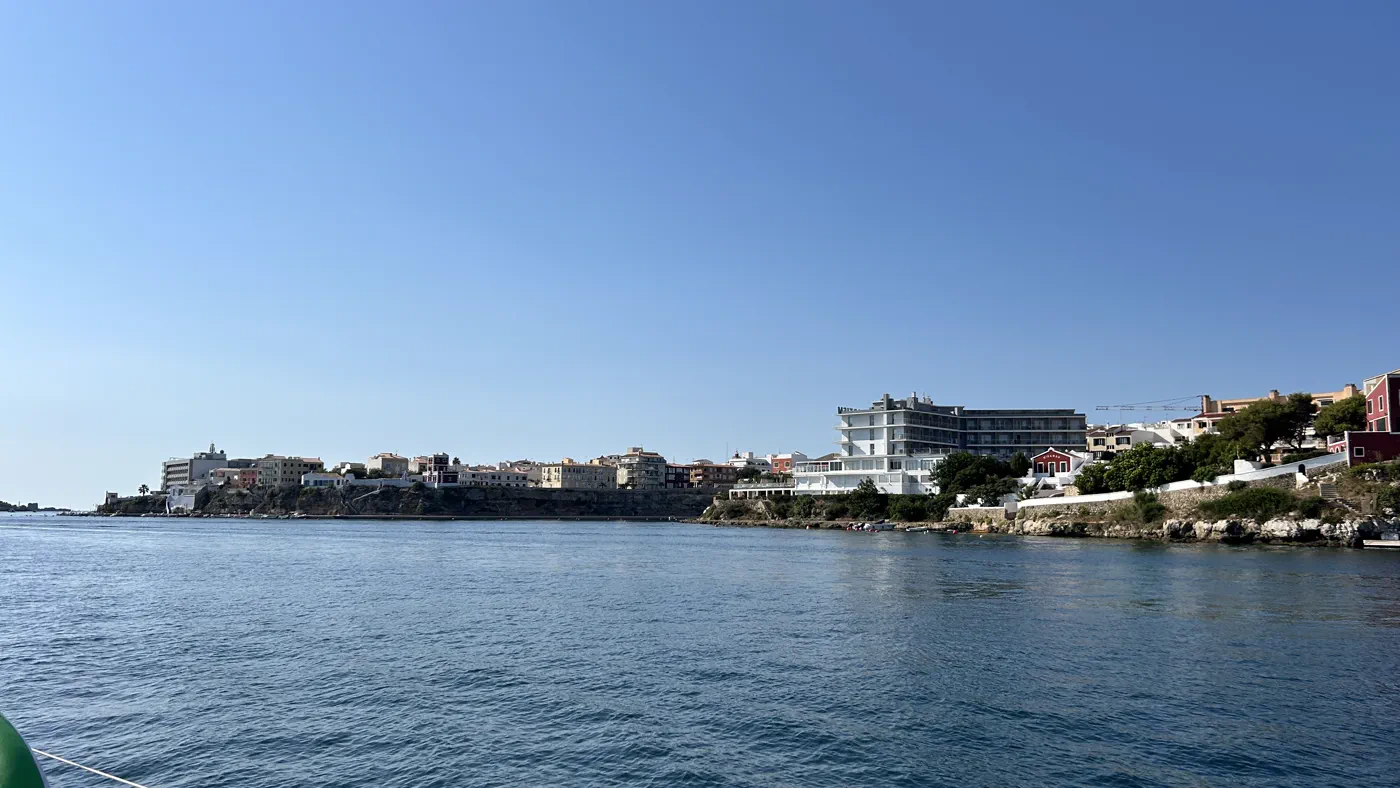 Blick auf Mahón vom Wasser aus