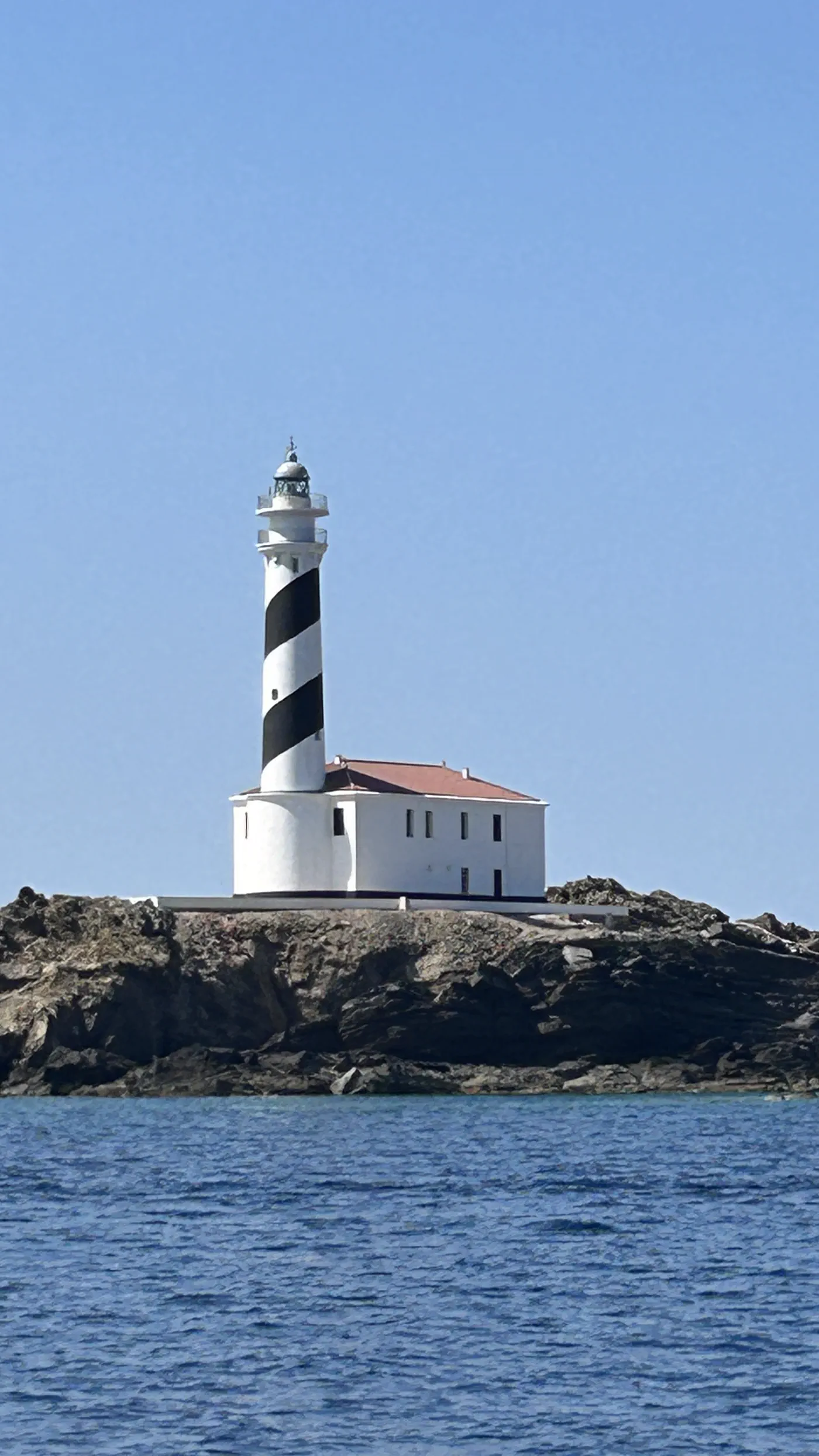 Der Leuchtturm an der Nordküste Menorcas