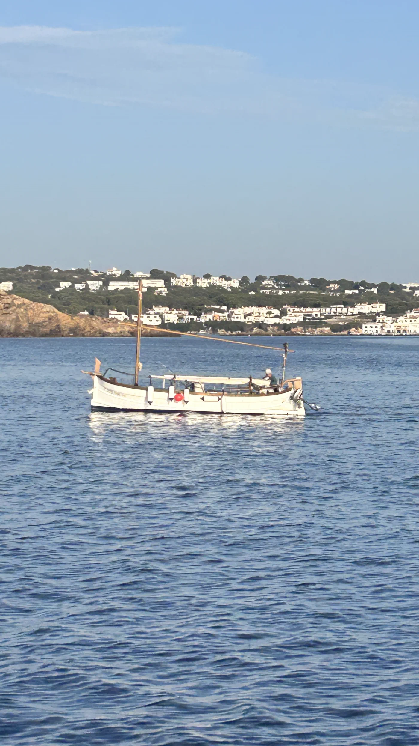 Traditionelles Holzboot vor der Küste Menorcas