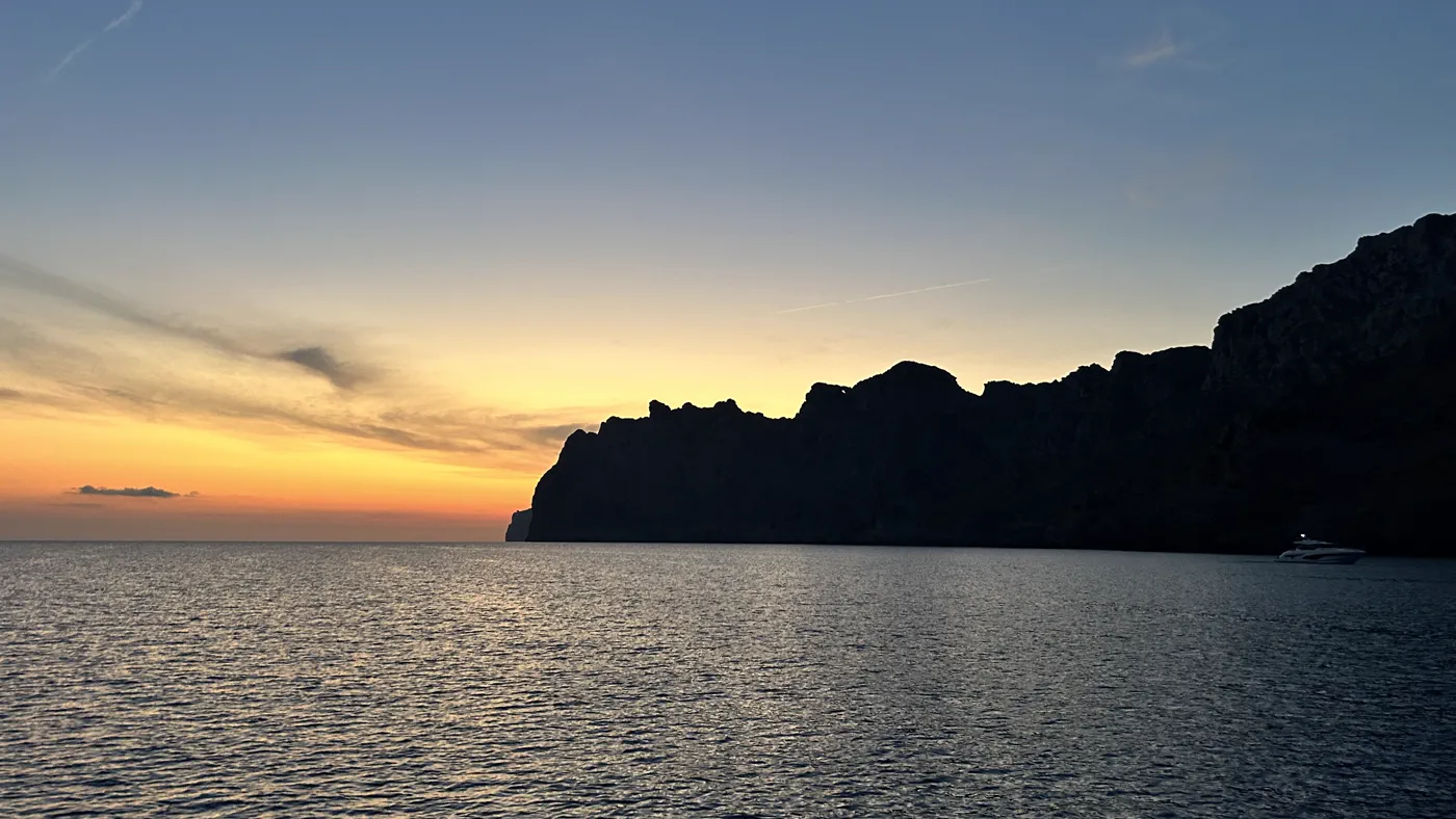 Sonnenuntergang hinter der Steilküste Mallorcas