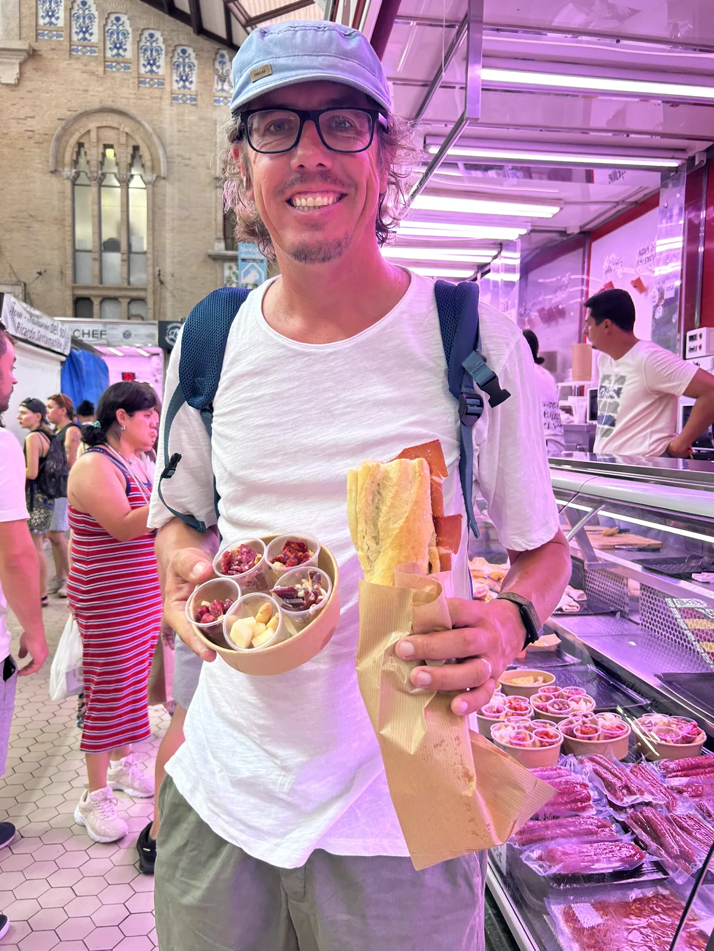 Christian mit einem Teller Schinken und Tapas
