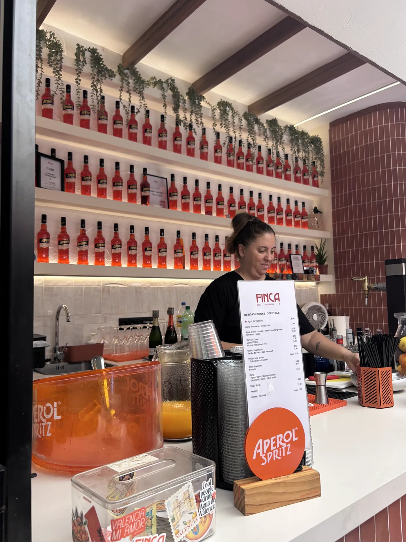 Die Ausschank an der Hausecke mit den Aperol-Flaschen