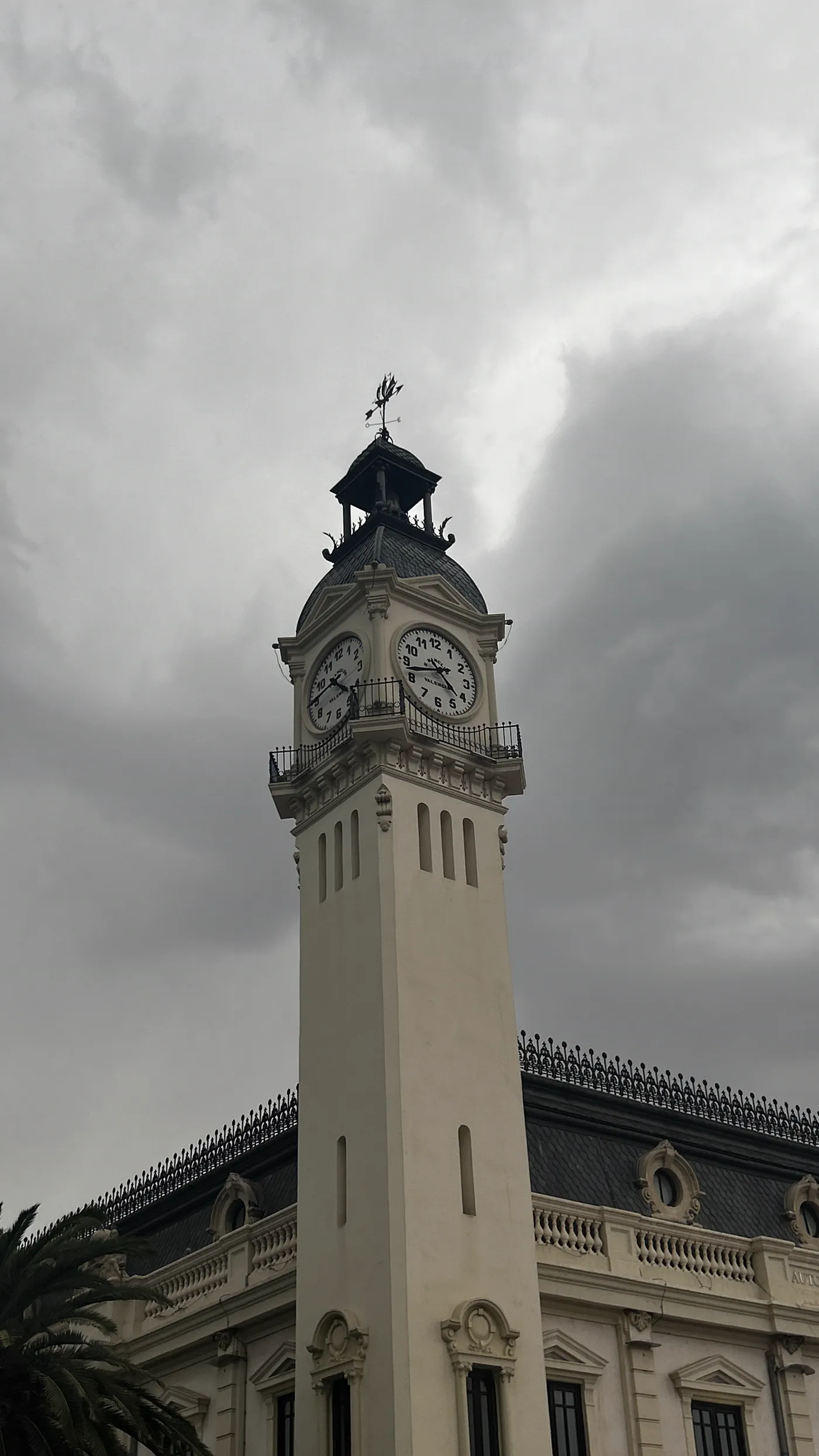 Uhrturm über den Dächern