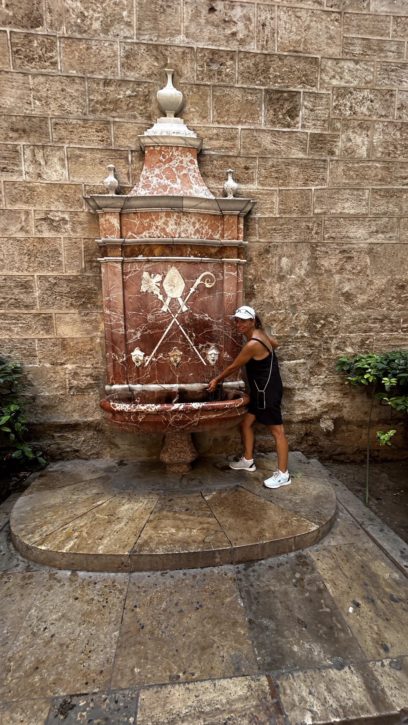 Alter Brunnen an einer Stadtmauer