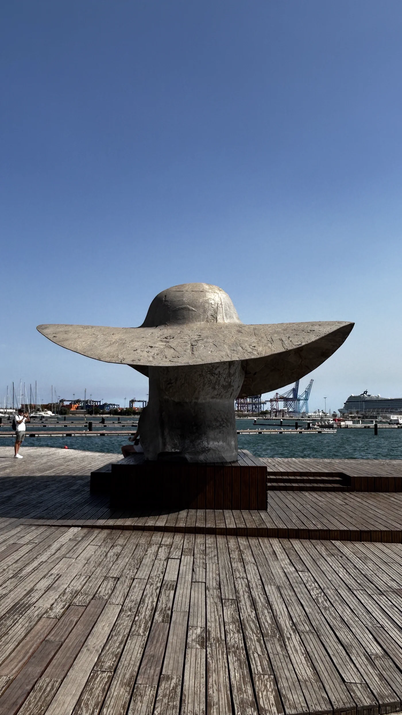 Skulptur an der Hafenpromenade