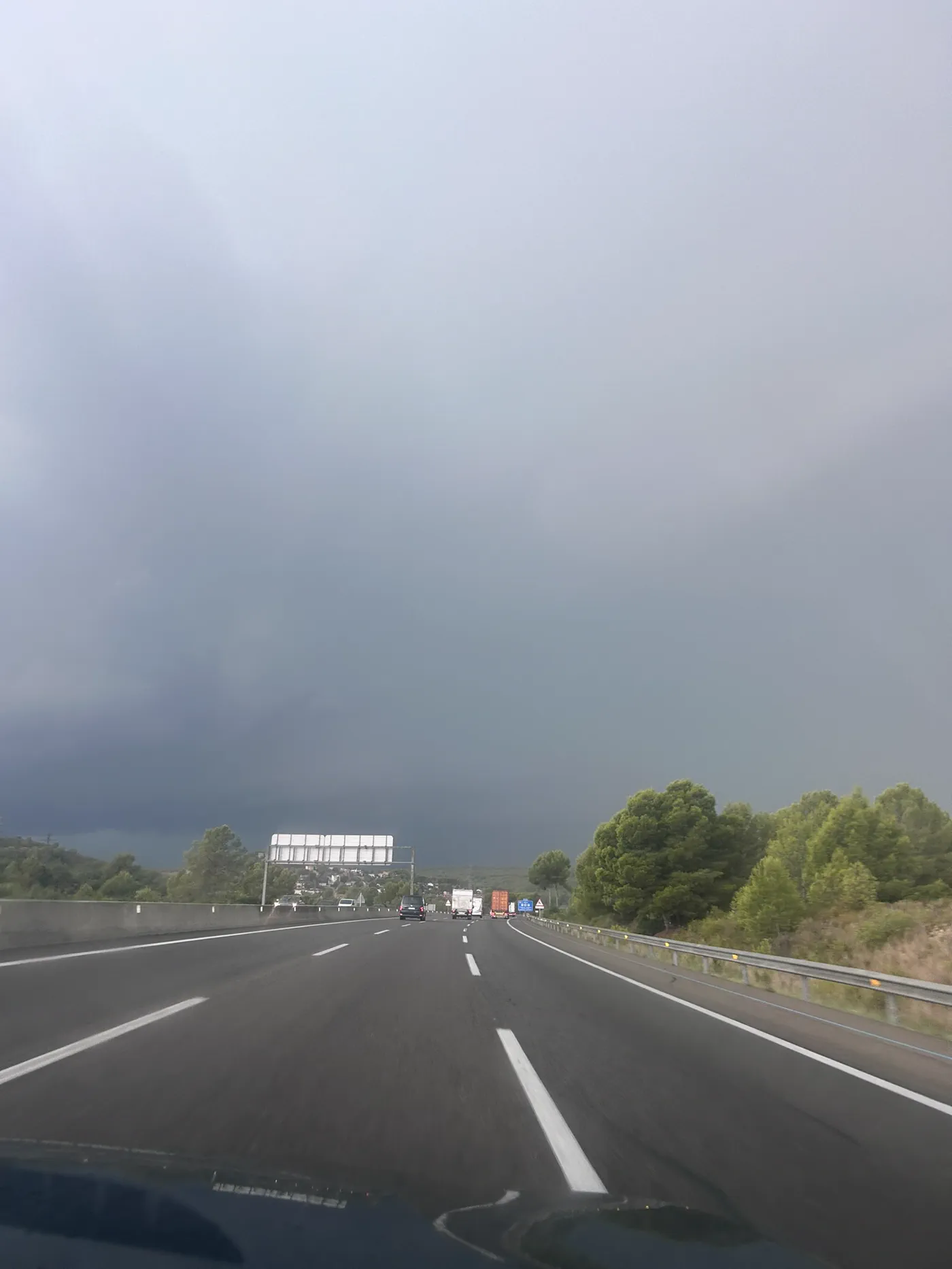 Gewitterfront über der Autobahn