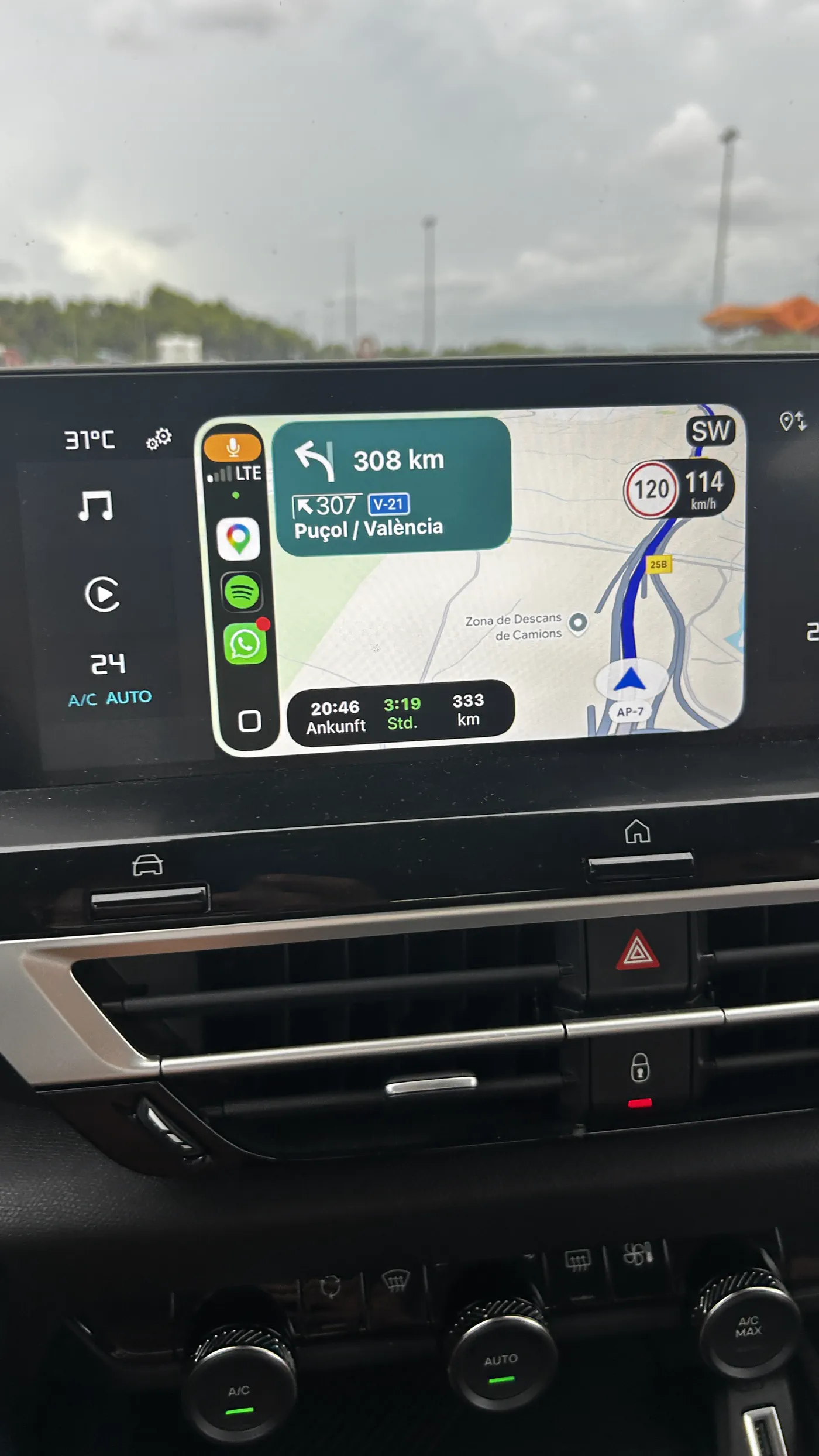 Navigationsgerät zeigt die Strecke zurück nach Valencia